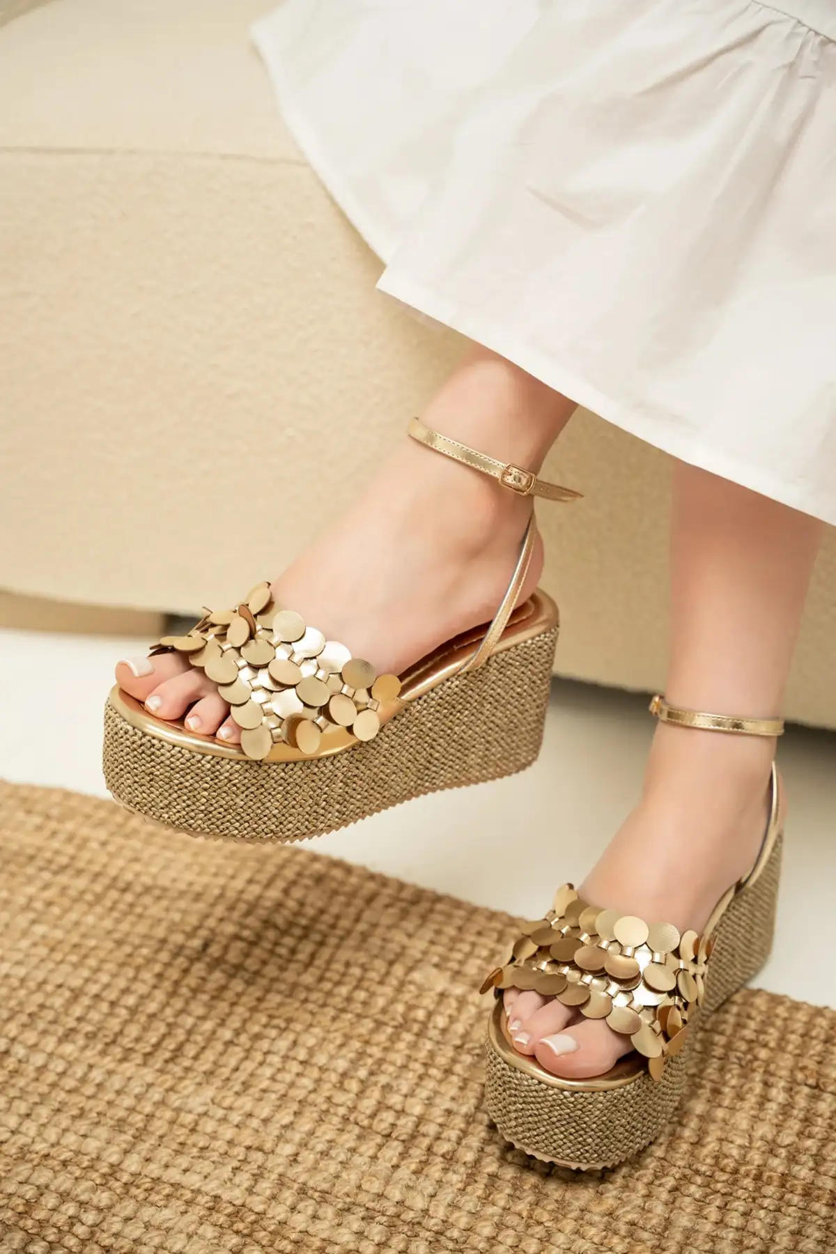 کفش صندل زنانه  پلت فرم  با جزئیات پاچین رکس گلد برند LAMİNTA - 8258 کفش صندل زنانه پلت فرم با جزئیات پاچین رکس گلد برند LAMİNTA - 8258