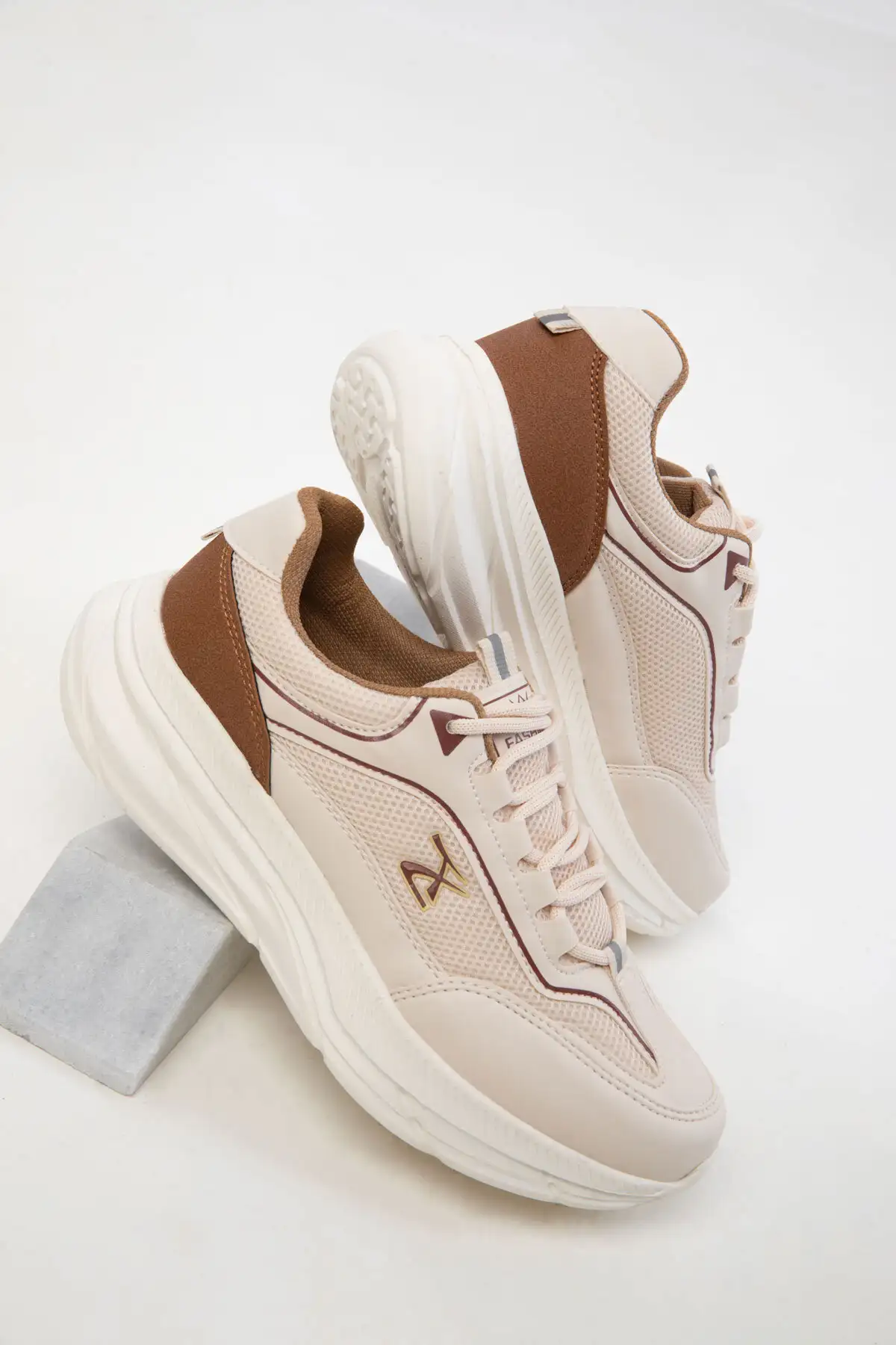 کفش کتانی زنانه  اسپرت  بیج-طلا 20414 برند SOHO - 7720 کفش کتانی زنانه اسپرت بیج-طلا 20414 برند SOHO - 7720