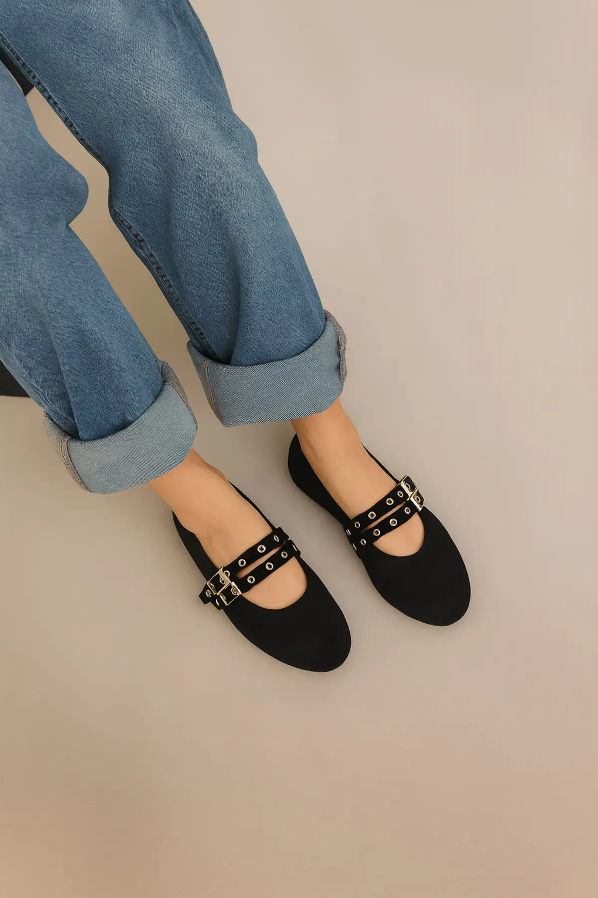 کفش تخت زنانه ماری جین رنگ سوئد مشکی با تیکههای زینتی و دو قفل | راحت روزمره با زیره صاف مد روز برند moon glow - 8324 کفش تخت زنانه ماری جین رنگ سوئد مشکی با تیکههای زینتی و دو قفل | راحت روزمره با زیره صاف مد روز برند moon glow - 8324