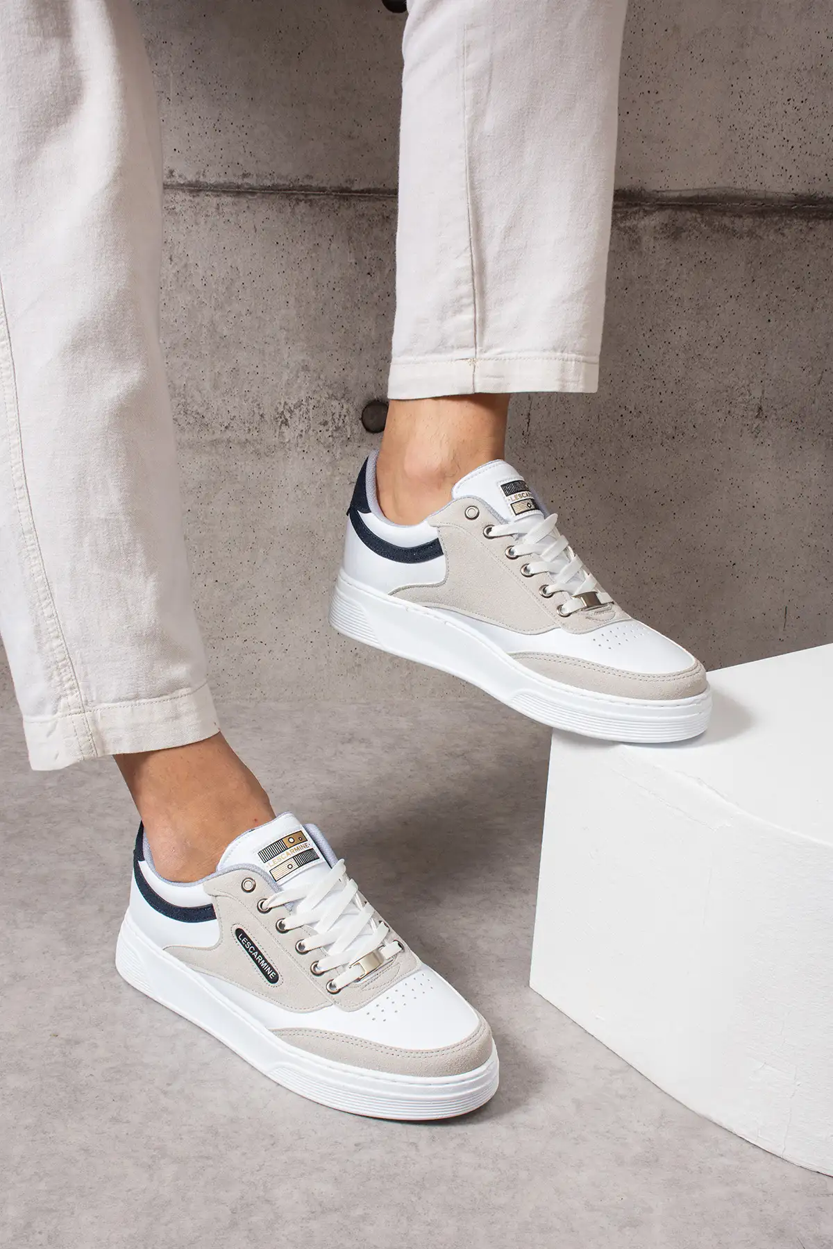 کفش اسپرت مردانه 907  ورزشی  سفید با جزئیات کرمی و کفی سفید و بند سفید برند LesCarmine - 7732 کفش اسپرت مردانه 907 ورزشی سفید با جزئیات کرمی و کفی سفید و بند سفید برند LesCarmine - 7732