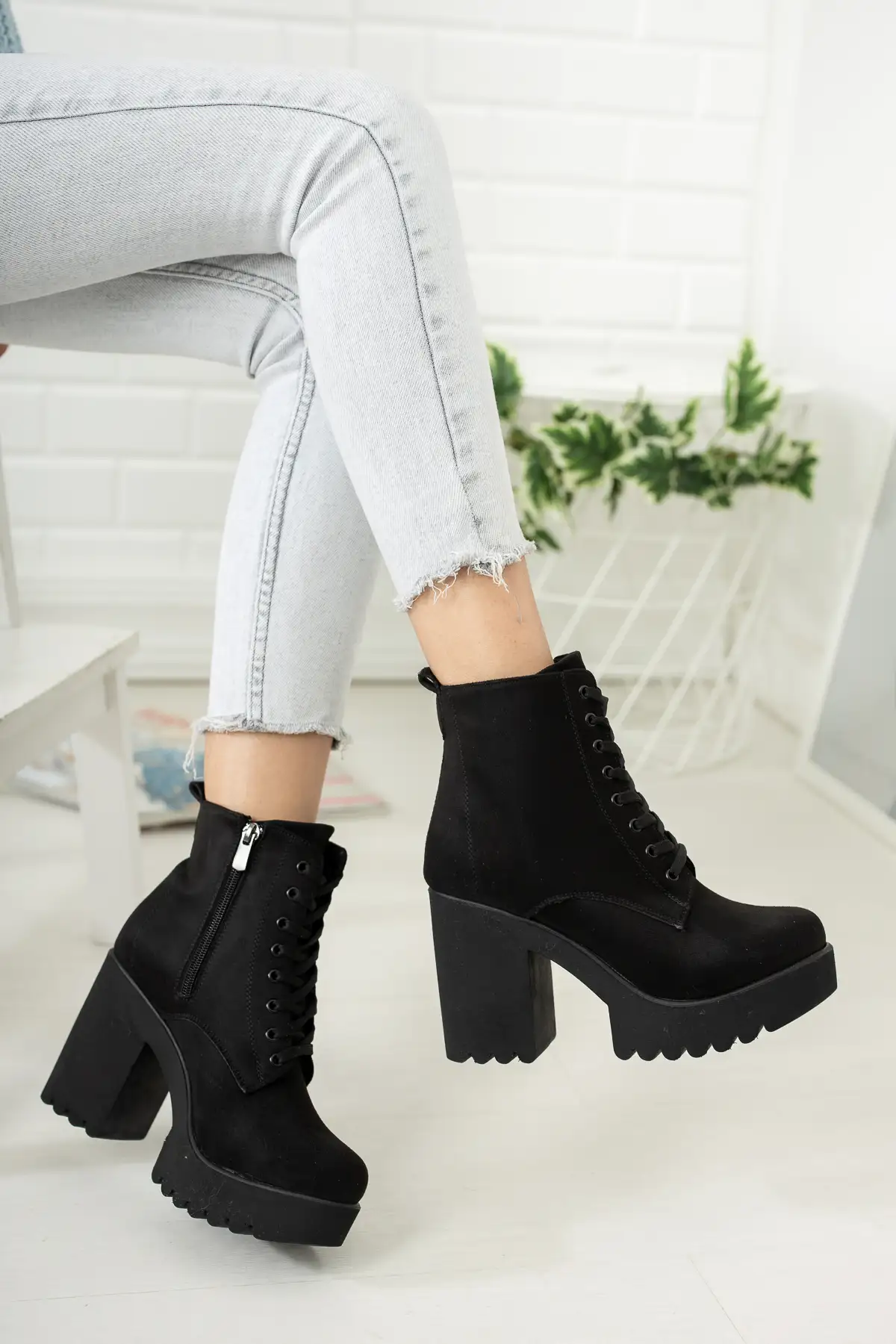 بوت و نیم بوت زنانه  چرم سئدی مشکی تراكتر برند salto ayakkabı - 7780 بوت و نیم بوت زنانه چرم سئدی مشکی تراكتر برند salto ayakkabı - 7780