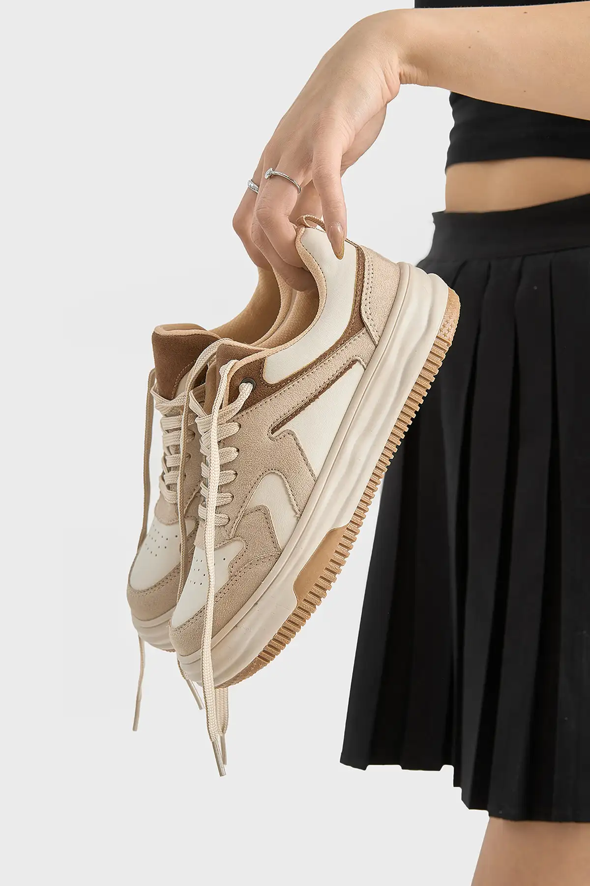 کفش کتانی زنانه  ورزشی  رنگ بژ با کفی حرارتی و بنددار برند Tonny Black - 7937 کفش کتانی زنانه ورزشی رنگ بژ با کفی حرارتی و بنددار برند Tonny Black - 7937