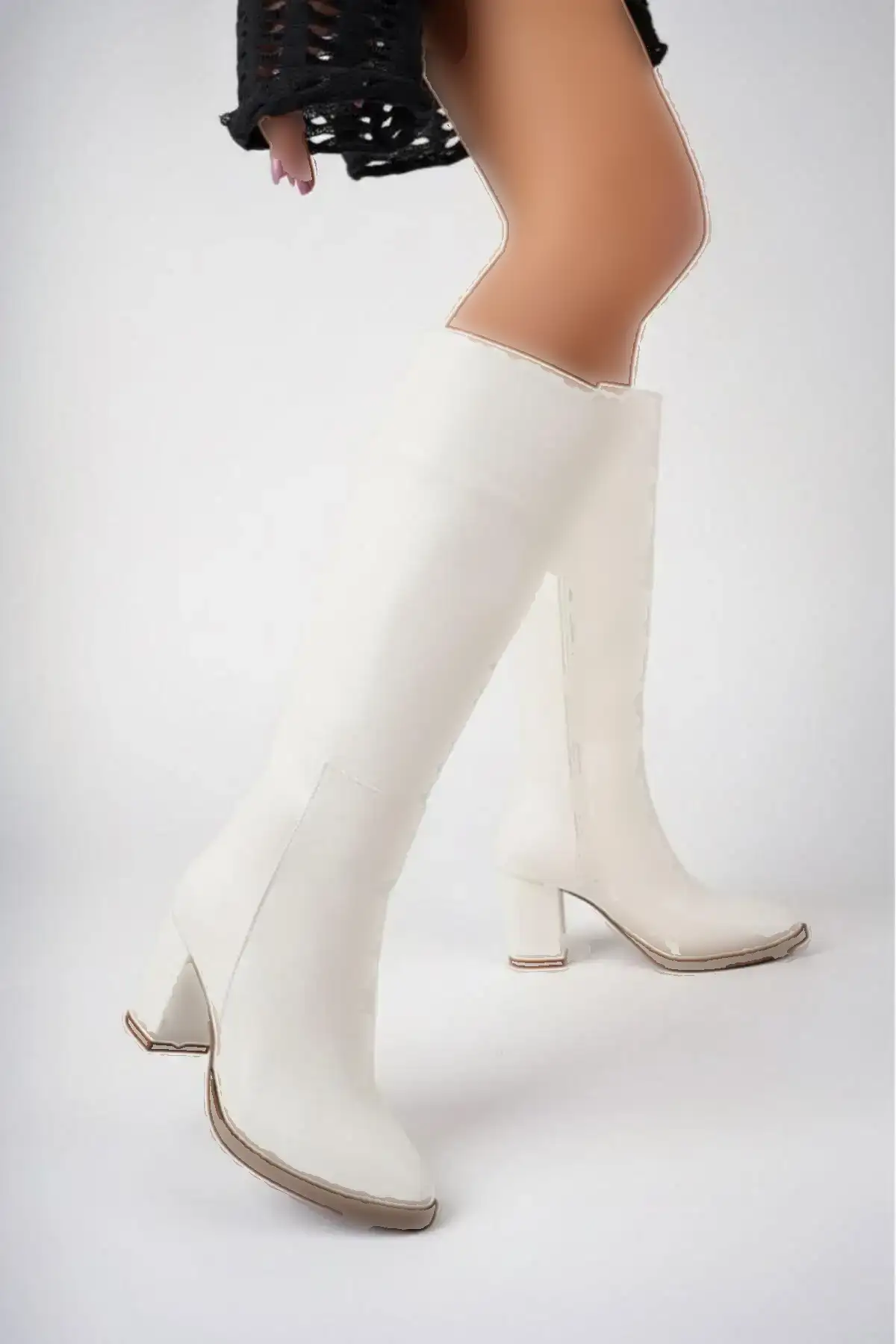 بوت و نیم بوت زنانه چکمههای  سفید با پاشنه 7 سانتیمتر برند Les Passent - 8087 بوت و نیم بوت زنانه چکمههای سفید با پاشنه 7 سانتیمتر برند Les Passent - 8087