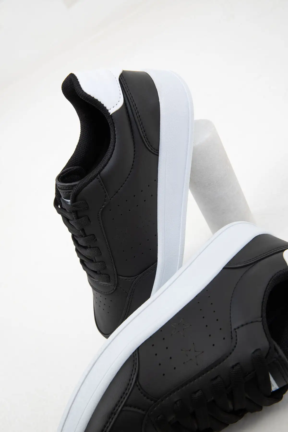 کفش کتانی زنانه   سفید و مشکی ۲۰۱۵۷ برند SOHO - 7717 کفش کتانی زنانه سفید و مشکی ۲۰۱۵۷ برند SOHO - 7717