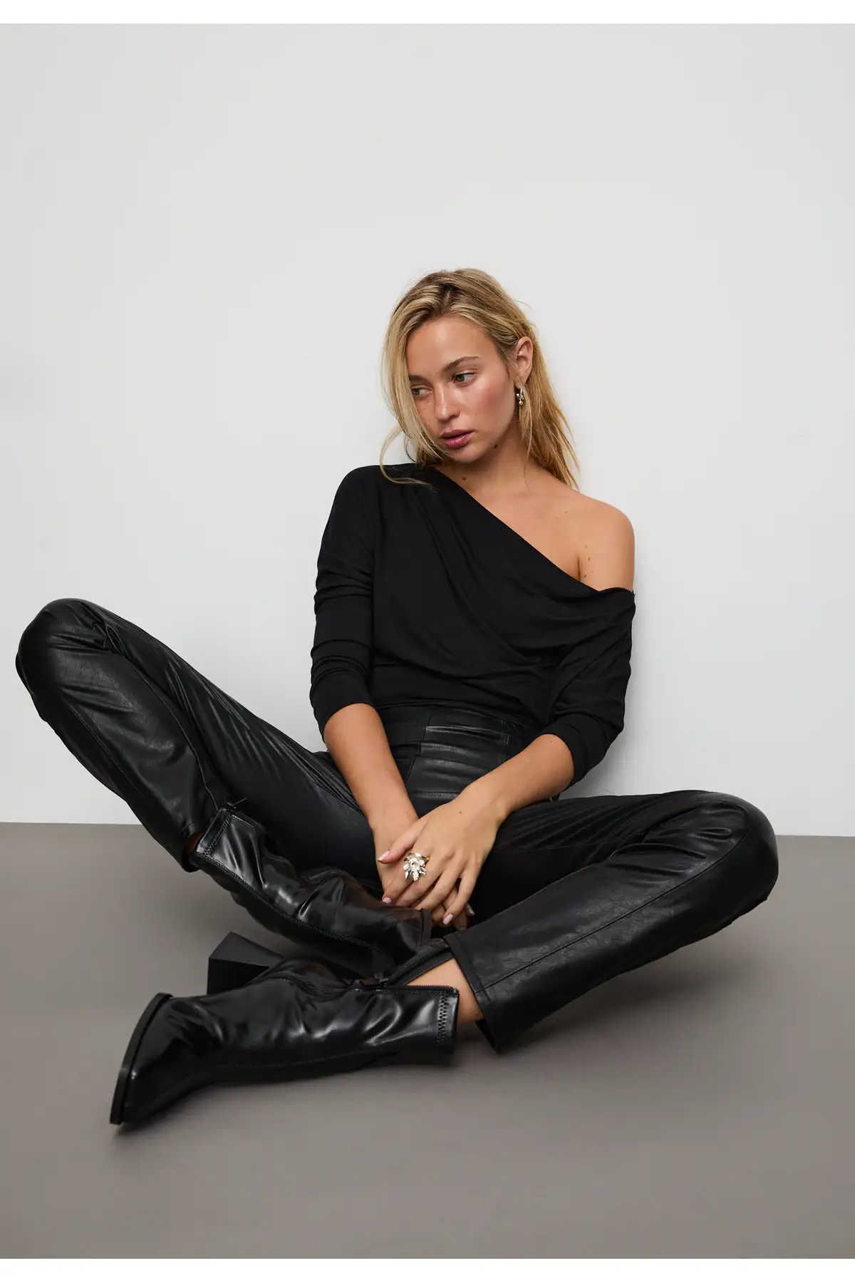 بوت و نیم بوت زنانه چکمه پاشنهبلند متسط با مچ کشی برند Stradivarius - 7555 بوت و نیم بوت زنانه چکمه پاشنهبلند متسط با مچ کشی برند Stradivarius - 7555