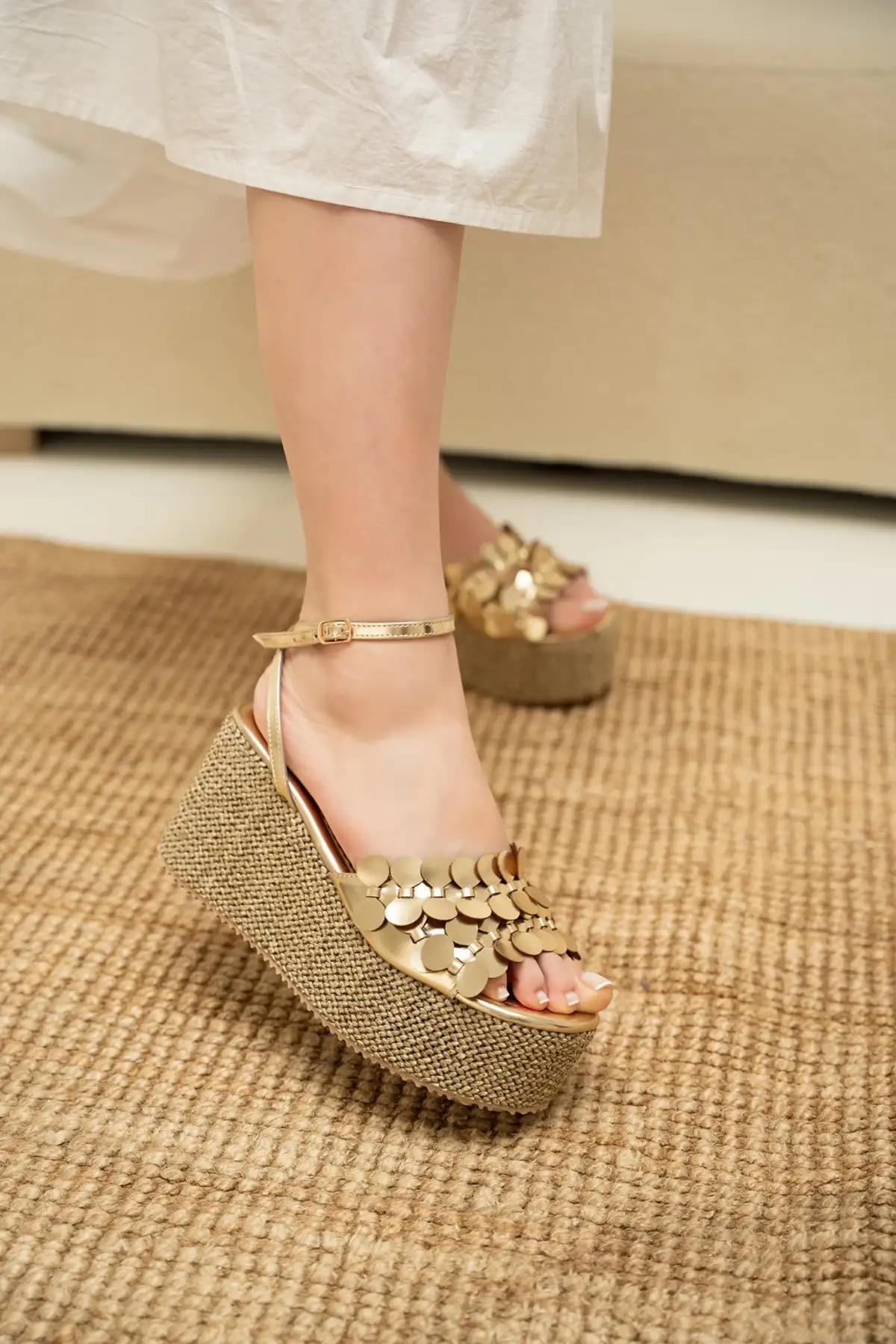 کفش صندل زنانه  پلت فرم  با جزئیات پاچین رکس گلد برند LAMİNTA - 8258 کفش صندل زنانه پلت فرم با جزئیات پاچین رکس گلد برند LAMİNTA - 8258