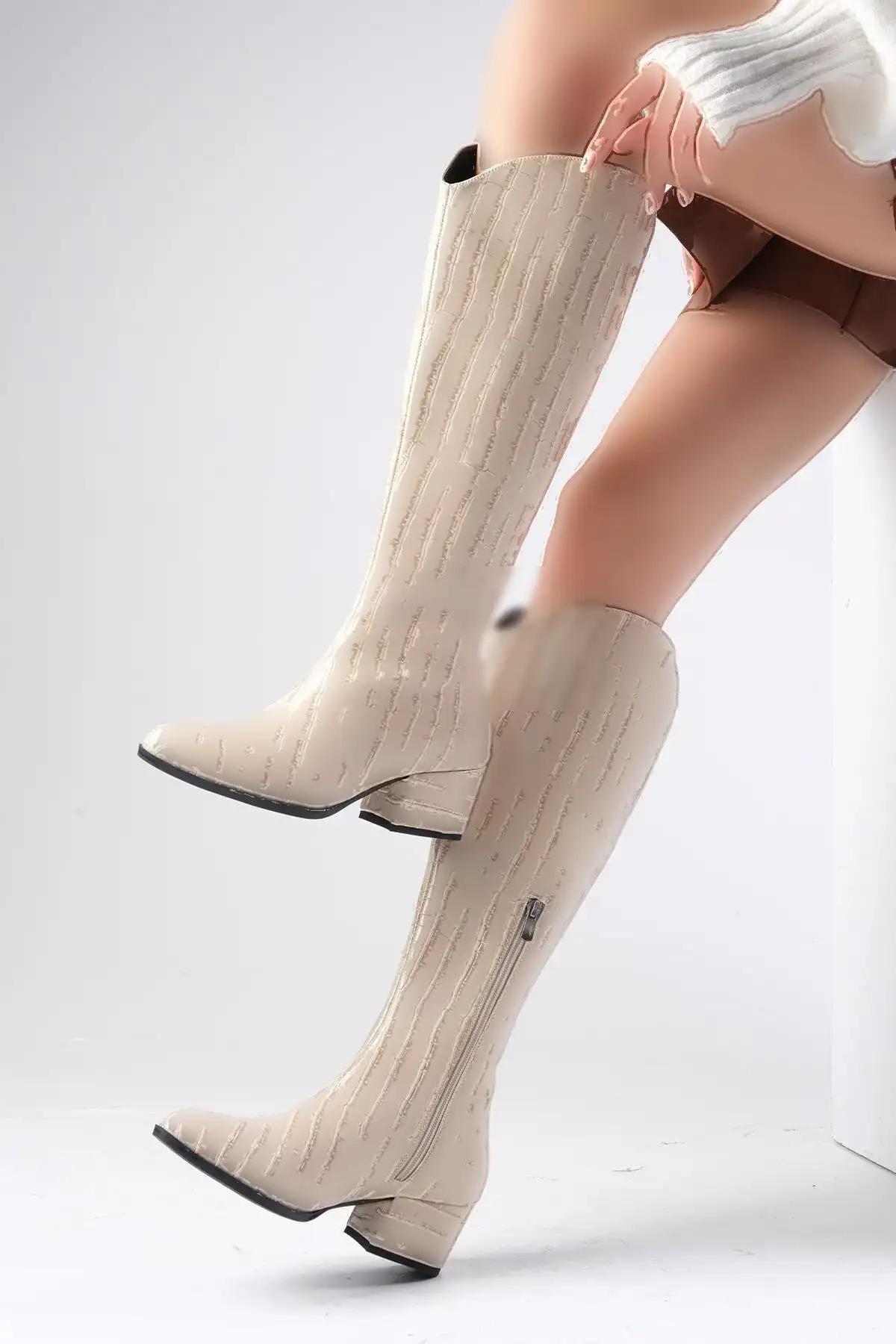 بوت و نیم بوت زنانه چکمههای طرح کرکدیل رنگ بژ نلا برند Mio Gusto - 8134 بوت و نیم بوت زنانه چکمههای طرح کرکدیل رنگ بژ نلا برند Mio Gusto - 8134