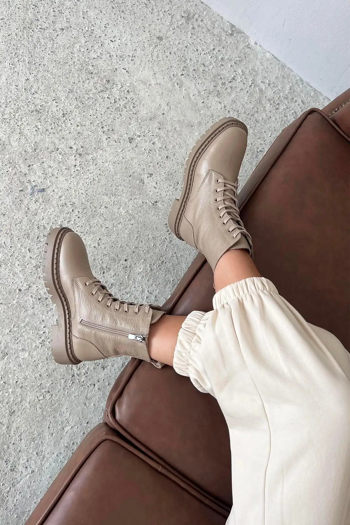 بوت و نیم‌ بوت زنانه پستالی یرجینا از چرم طبیعی به رنگ بژ برند Straswans - 7677