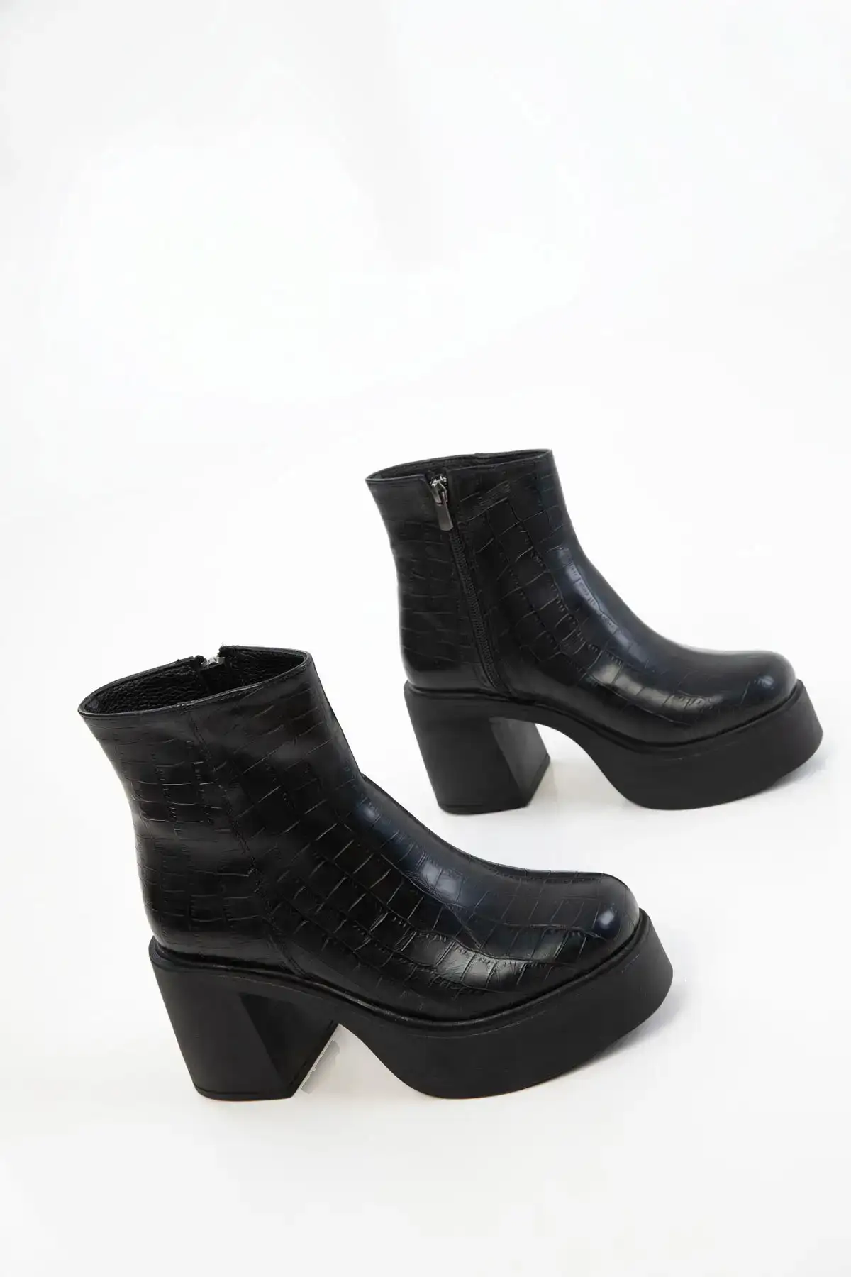 بوت و نیم بوت زنانه   ی  سیاه کراک 19986 برند SOHO - 7811 بوت و نیم بوت زنانه ی سیاه کراک 19986 برند SOHO - 7811