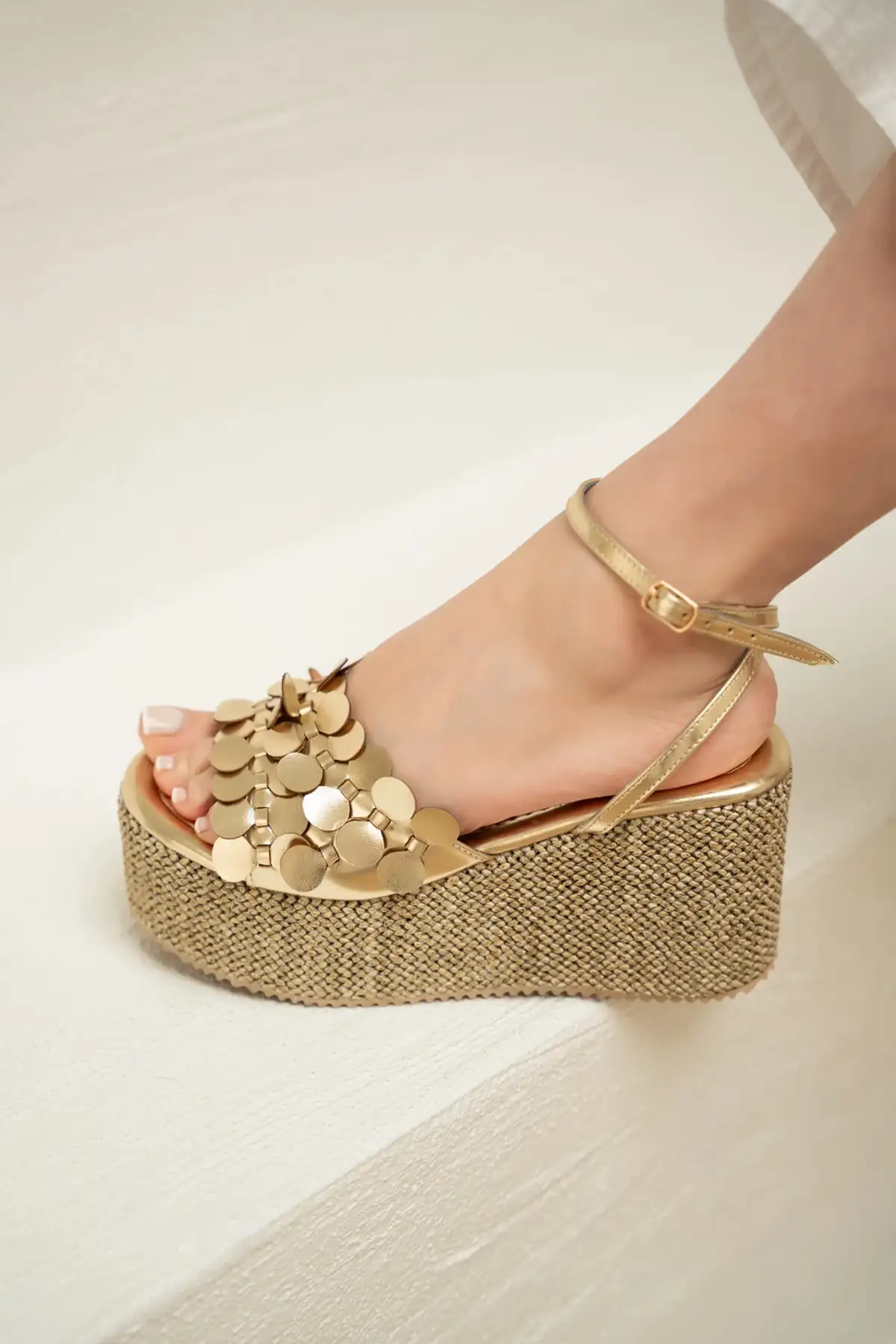 کفش صندل زنانه  پلت فرم  با جزئیات پاچین رکس گلد برند LAMİNTA - 8258 کفش صندل زنانه پلت فرم با جزئیات پاچین رکس گلد برند LAMİNTA - 8258