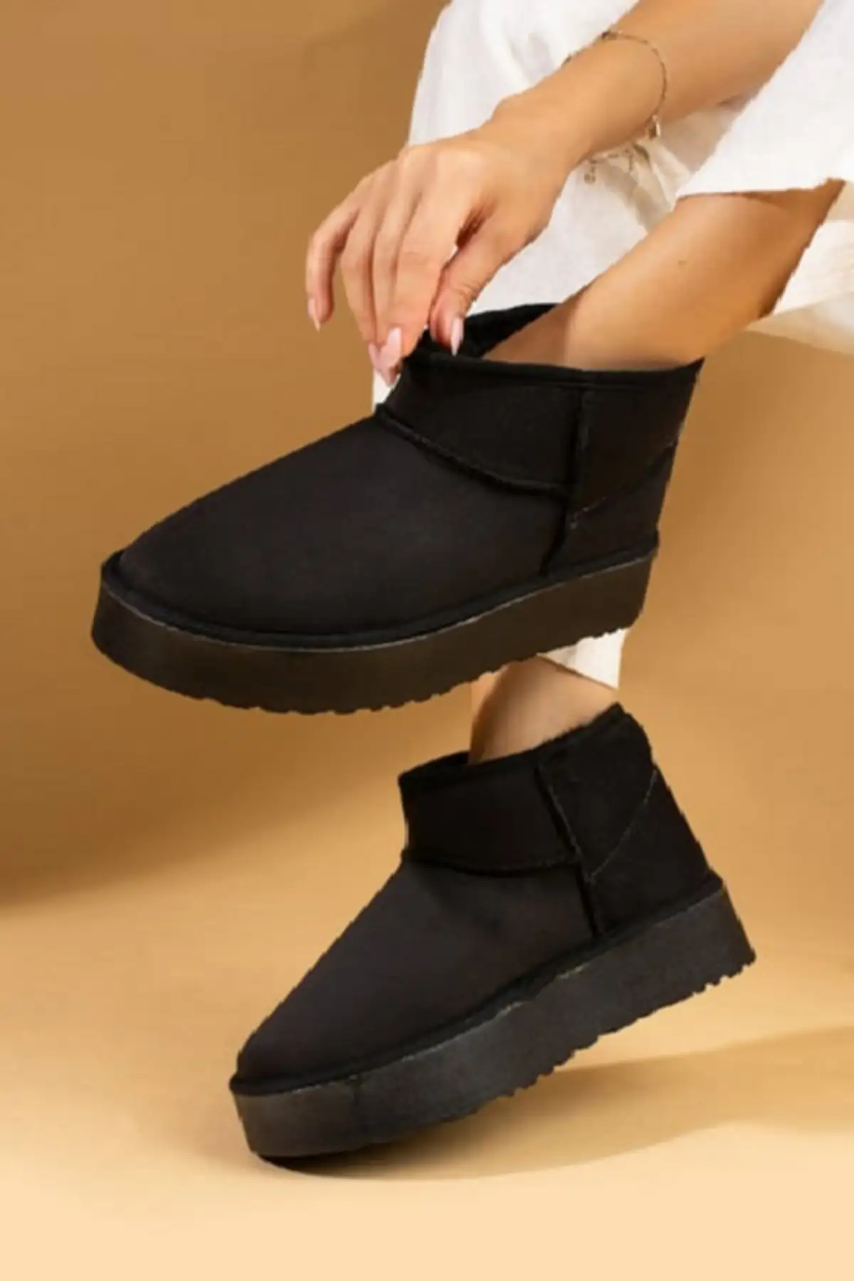 بوت و نیم بوت زنانه   مینی سیاه سئدی با داخلی پشمی  زیره ضخیم برند Sista Shoes - 8348 بوت و نیم بوت زنانه مینی سیاه سئدی با داخلی پشمی زیره ضخیم برند Sista Shoes - 8348