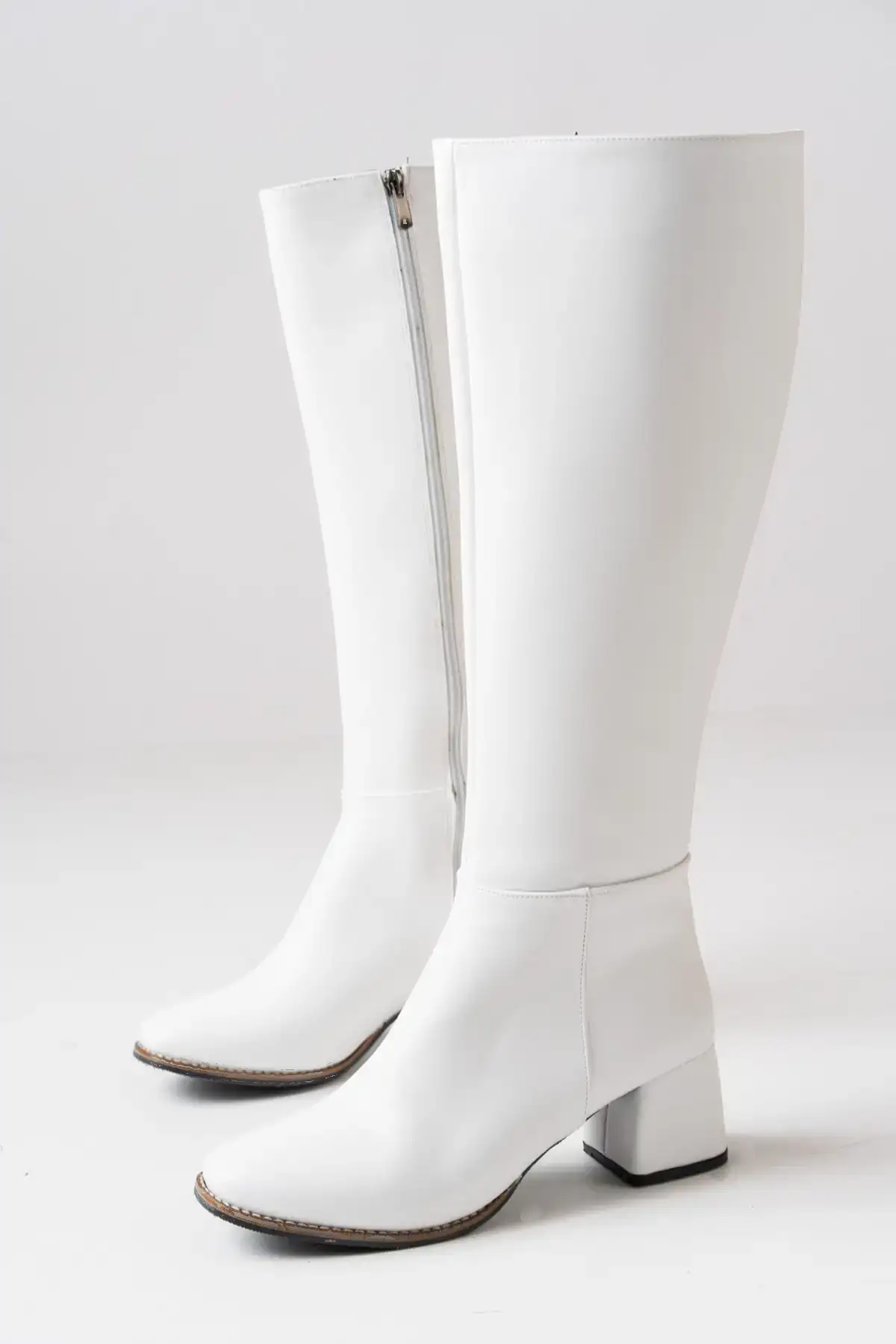 بوت و نیم بوت زنانه چکمه بلند سفید پاشنهدار زیپدار برند RedShoes - 8091 بوت و نیم بوت زنانه چکمه بلند سفید پاشنهدار زیپدار برند RedShoes - 8091