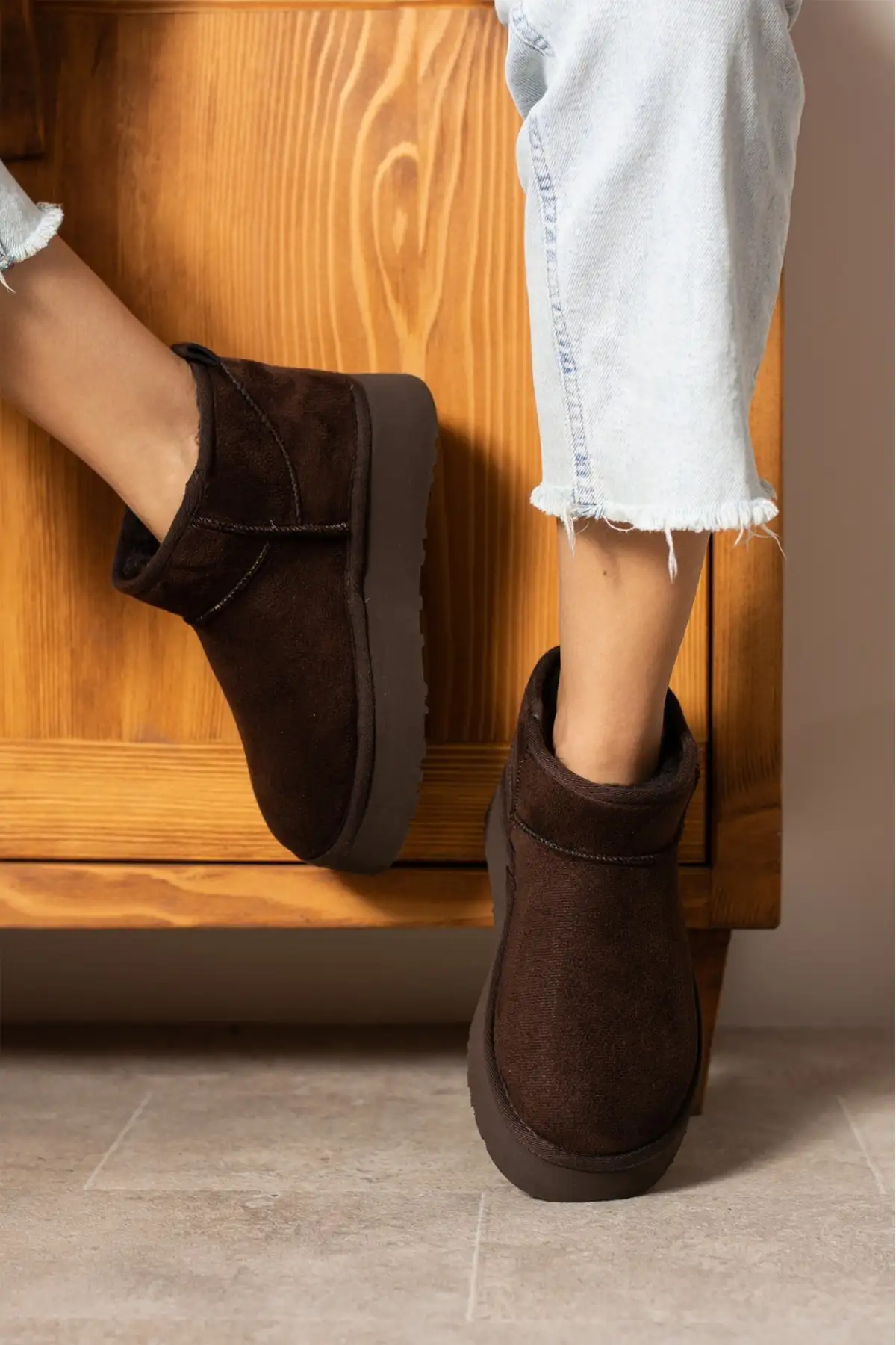 بوت و نیم بوت زنانه   برند ی با داخلکری از پارچه خز، به رنگ قههای  از جنس سئد، مناسب برای فصل زمستان  با کفی ضخیم. برند Genel Markalar - 8350 بوت و نیم بوت زنانه برند ی با داخلکری از پارچه خز، به رنگ قههای از جنس سئد، مناسب برای فصل زمستان با کفی ضخیم. برند Genel Markalar - 8350