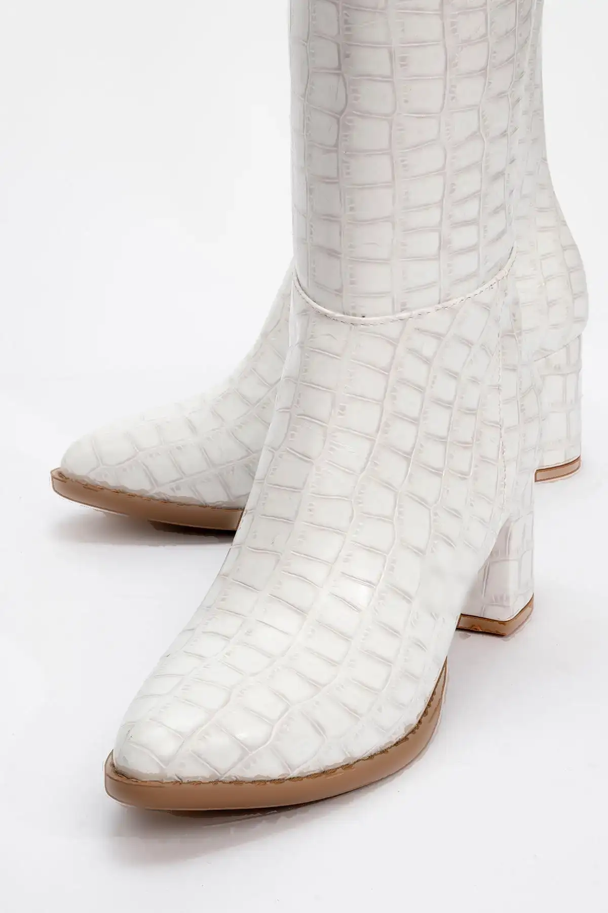 بوت و نیم بوت زنانه چکمه بلند  سفید کرک برند Ccway - 8092 بوت و نیم بوت زنانه چکمه بلند سفید کرک برند Ccway - 8092