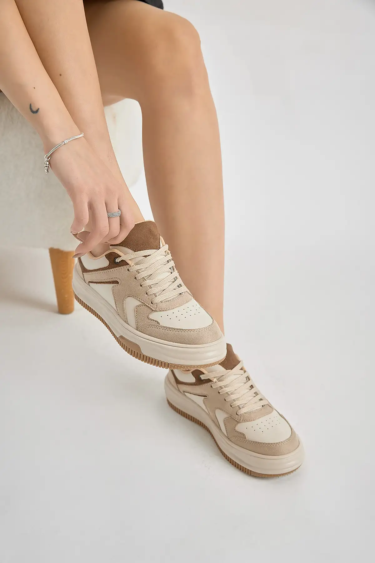 کفش کتانی زنانه  ورزشی  رنگ بژ با کفی حرارتی و بنددار برند Tonny Black - 7937 کفش کتانی زنانه ورزشی رنگ بژ با کفی حرارتی و بنددار برند Tonny Black - 7937