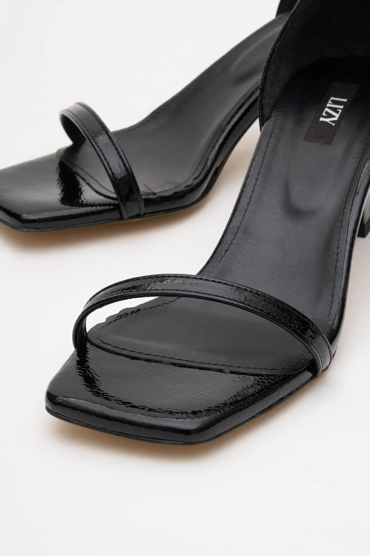 کفش صندل زنانه  پاشنهبلند  با بند تک برند Lizy Shoes - 8226 کفش صندل زنانه پاشنهبلند با بند تک برند Lizy Shoes - 8226