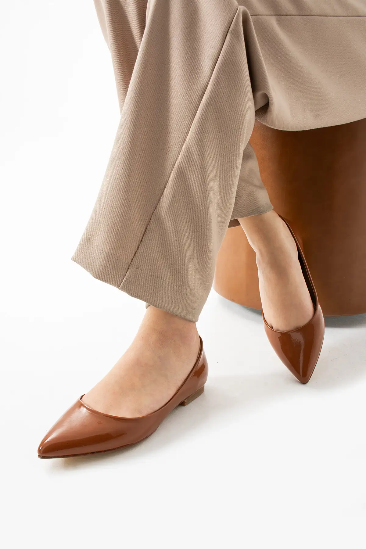 کفش تخت زنانه  روزمره  قهوهای براق با نوک تیز برند Extra Shoes İstanbul - 8332 کفش تخت زنانه روزمره قهوهای براق با نوک تیز برند Extra Shoes İstanbul - 8332