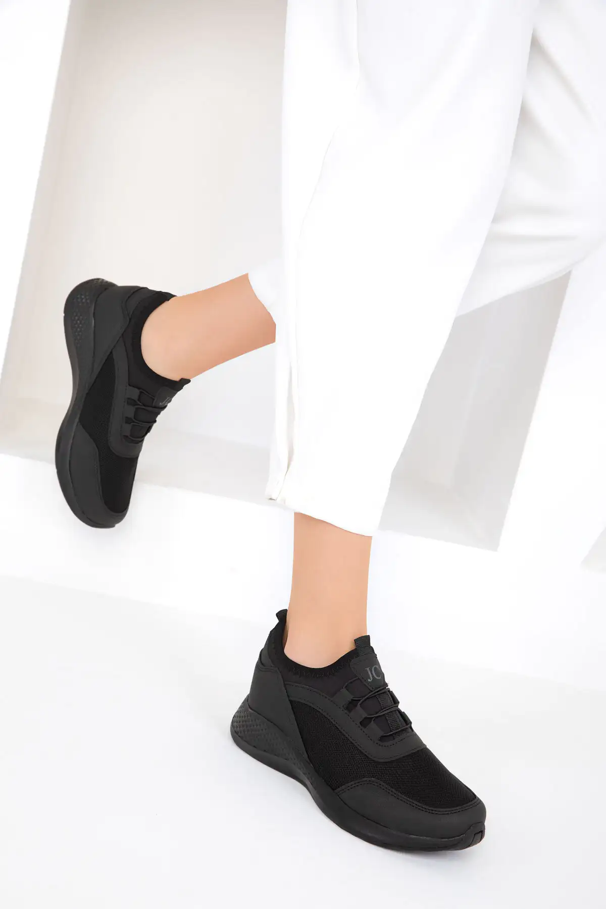 کفش کتانی زنانه  ورزشی  سیاه-سیاه 15226 برند SOHO - 7718 کفش کتانی زنانه ورزشی سیاه-سیاه 15226 برند SOHO - 7718