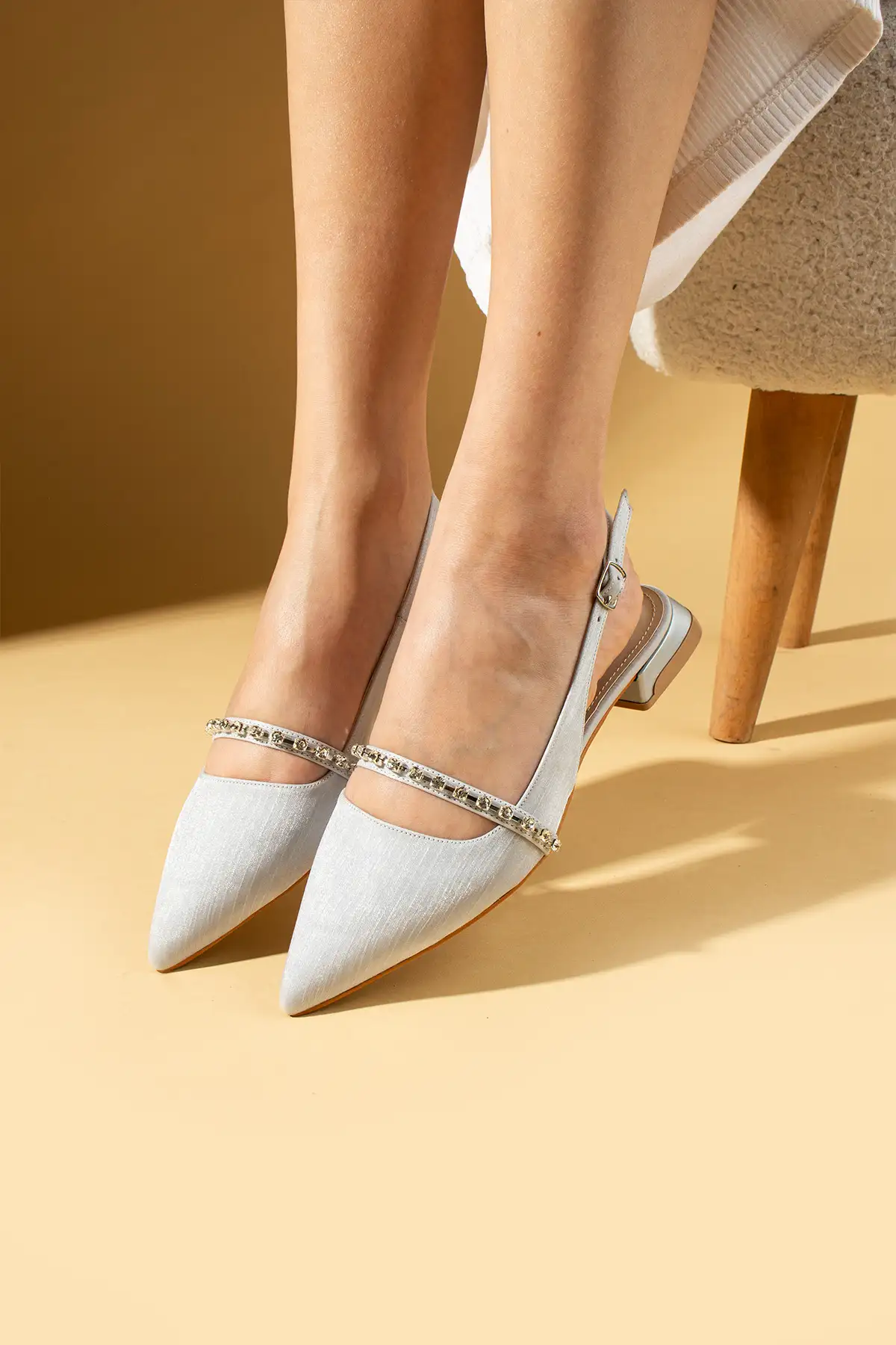 کفش تخت زنانه پاشنه با رویه ساتن خاکستری و بندهای سنگی، سبک و راحت، مناسب برای مراسم فارغ‌التحصیلی برند Pembe Potin - 8335