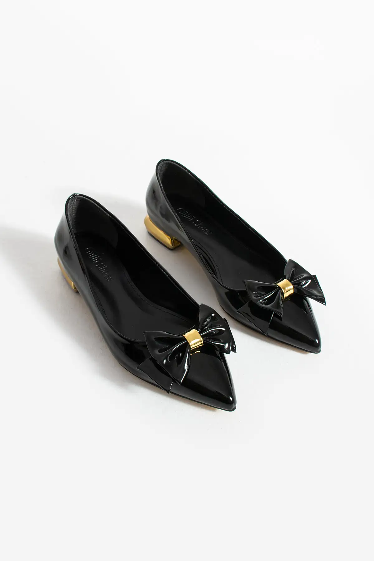 کفش تخت زنانه    وگانی سیاه براق با تزئینات گلداری و روبان - راحتی ortopedik برای استفاده روزمره و شیک اداری برند Güllü Shoes - 8317 کفش تخت زنانه وگانی سیاه براق با تزئینات گلداری و روبان - راحتی ortopedik برای استفاده روزمره و شیک اداری برند Güllü Shoes - 8317