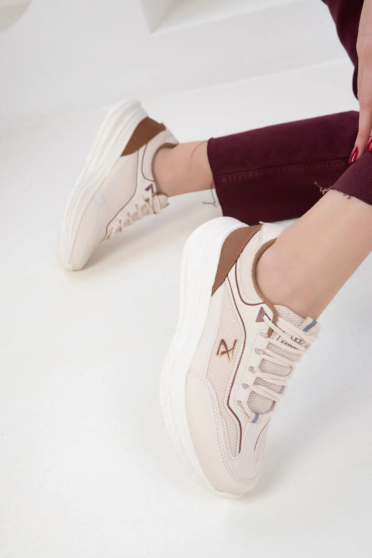 کفش کتانی زنانه  اسپرت  بیج-طلا 20414 برند SOHO - 7720 کفش کتانی زنانه اسپرت بیج-طلا 20414 برند SOHO - 7720