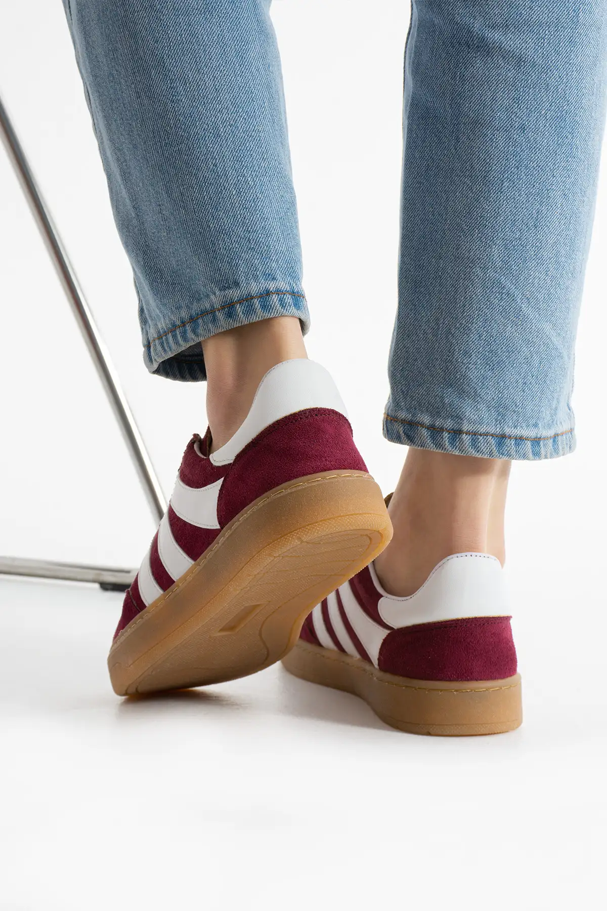 کفش کتانی زنانه  ورزشی  با بند و زیره راحت و تخت، روزمره، با طراحی ارگونومیک، به رنگ قرمز تیره. برند KOTAN - 7948 کفش کتانی زنانه ورزشی با بند و زیره راحت و تخت، روزمره، با طراحی ارگونومیک، به رنگ قرمز تیره. برند KOTAN - 7948