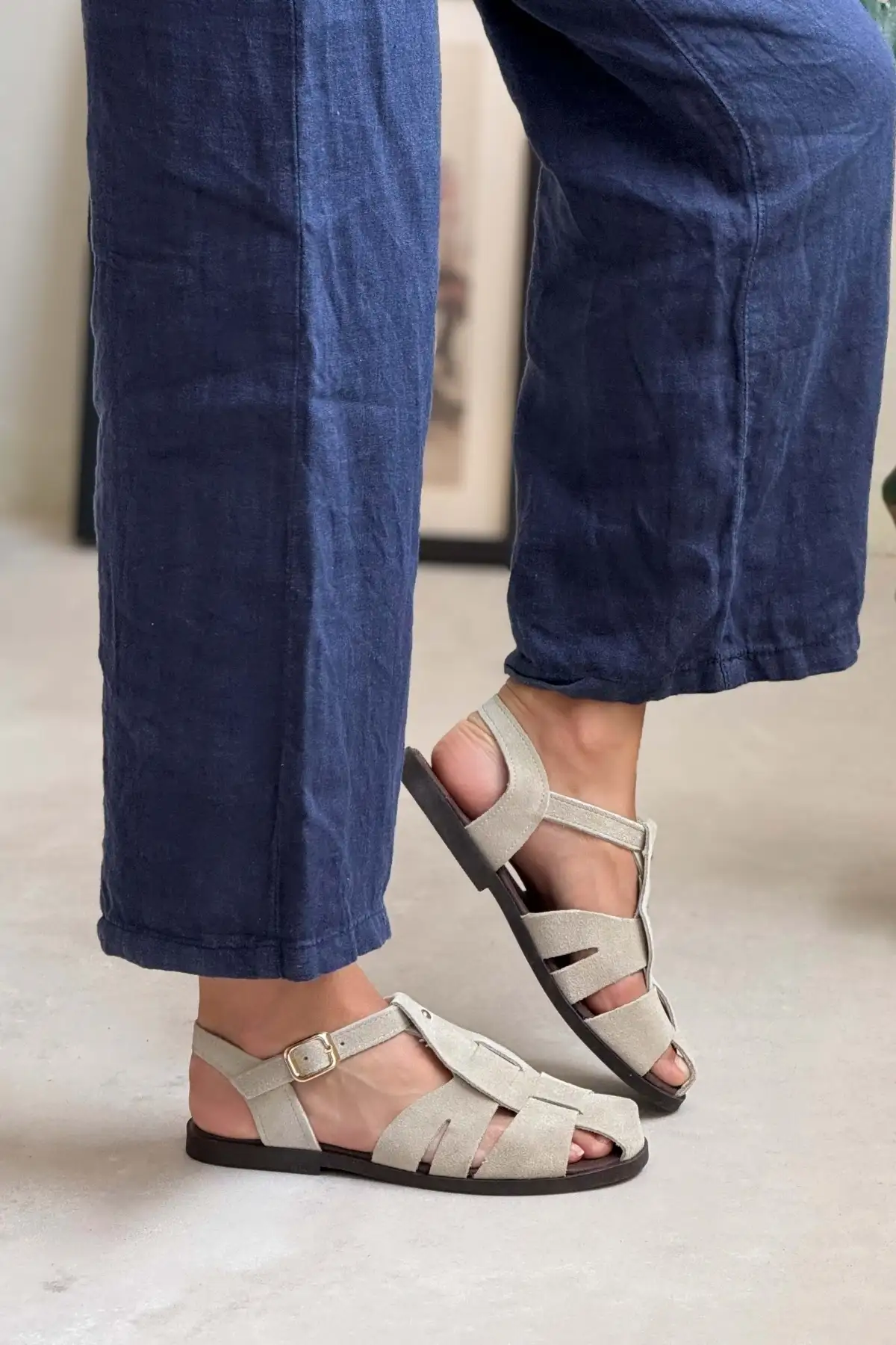 کفش صندل زنانه   ساده با کف تخت، چرم سوئد واقعی و جزئیات قفل دار به رنگ بژ برند NİŞANTAŞI SHOES - 8237 کفش صندل زنانه ساده با کف تخت، چرم سوئد واقعی و جزئیات قفل دار به رنگ بژ برند NİŞANTAŞI SHOES - 8237