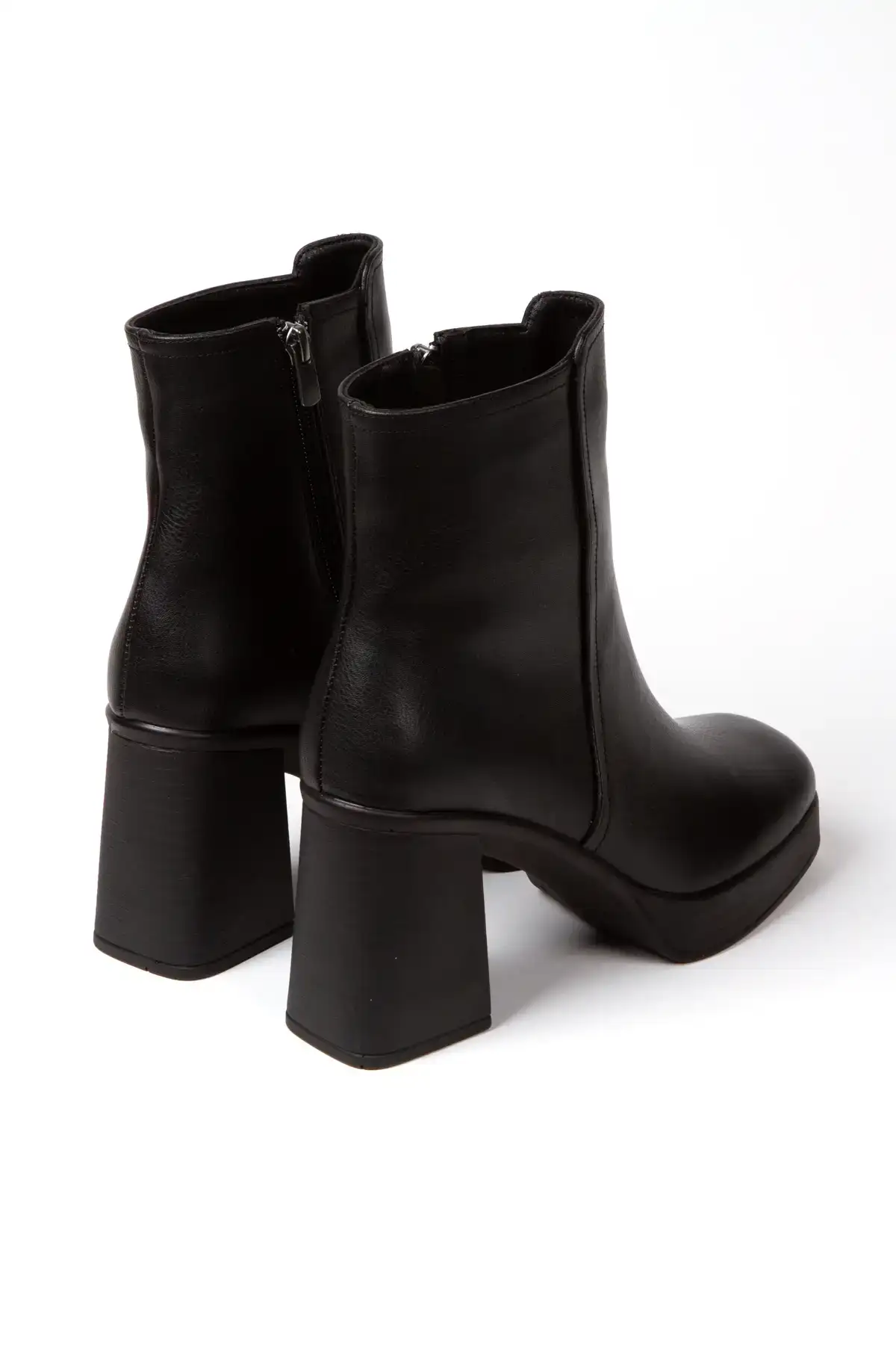 بوت و نیم‌ بوت زنانه مشکی با طراحی جدید نک گرد، سبک، با پاشنه بلند ساده شیک، مناسب برای راحتی در پشیدن. برند Miss Mitto - 7752