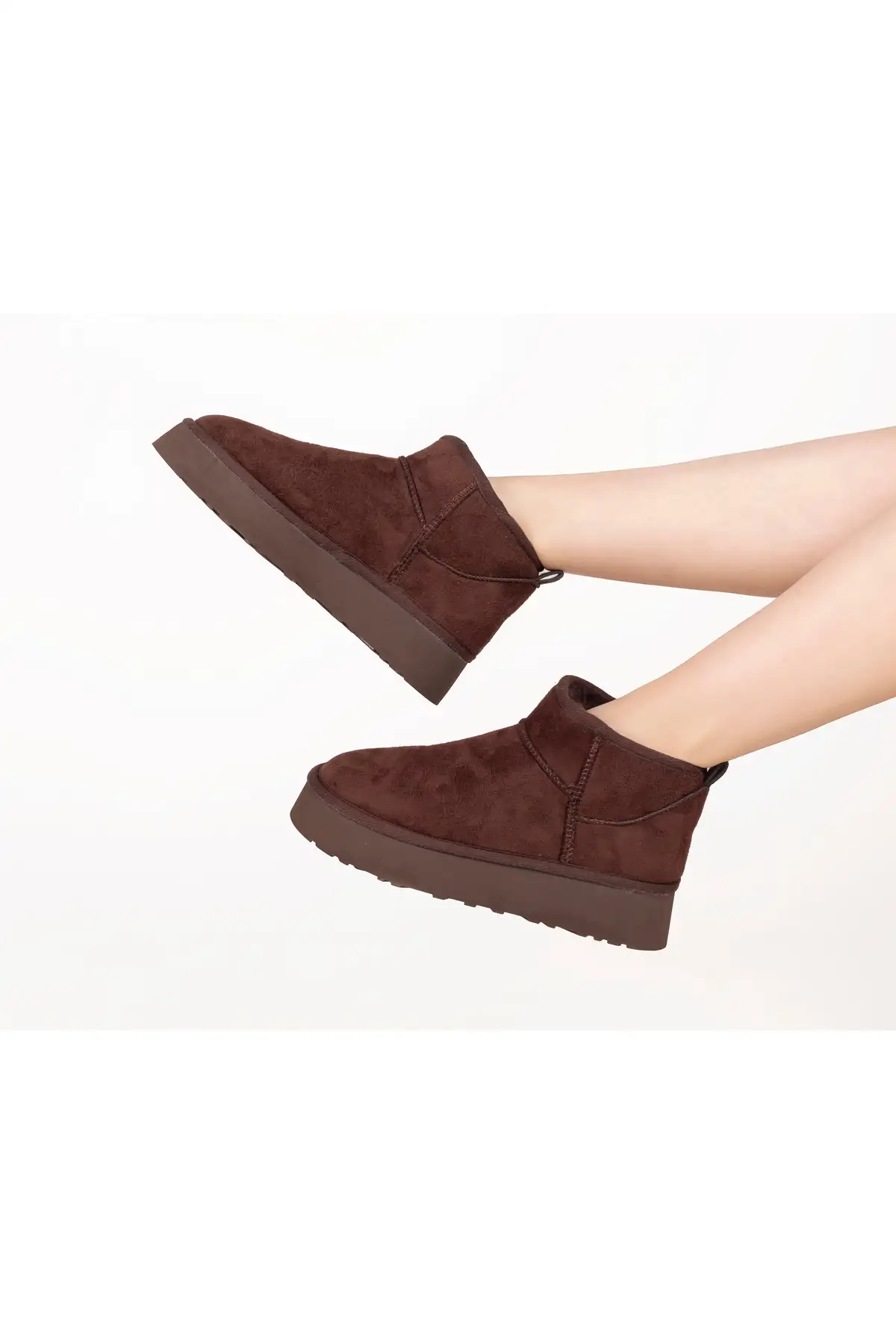 بوت و نیم بوت زنانه   برند ی با داخلکری از پارچه خز، به رنگ قههای  از جنس سئد، مناسب برای فصل زمستان  با کفی ضخیم. برند Genel Markalar - 8350 بوت و نیم بوت زنانه برند ی با داخلکری از پارچه خز، به رنگ قههای از جنس سئد، مناسب برای فصل زمستان با کفی ضخیم. برند Genel Markalar - 8350