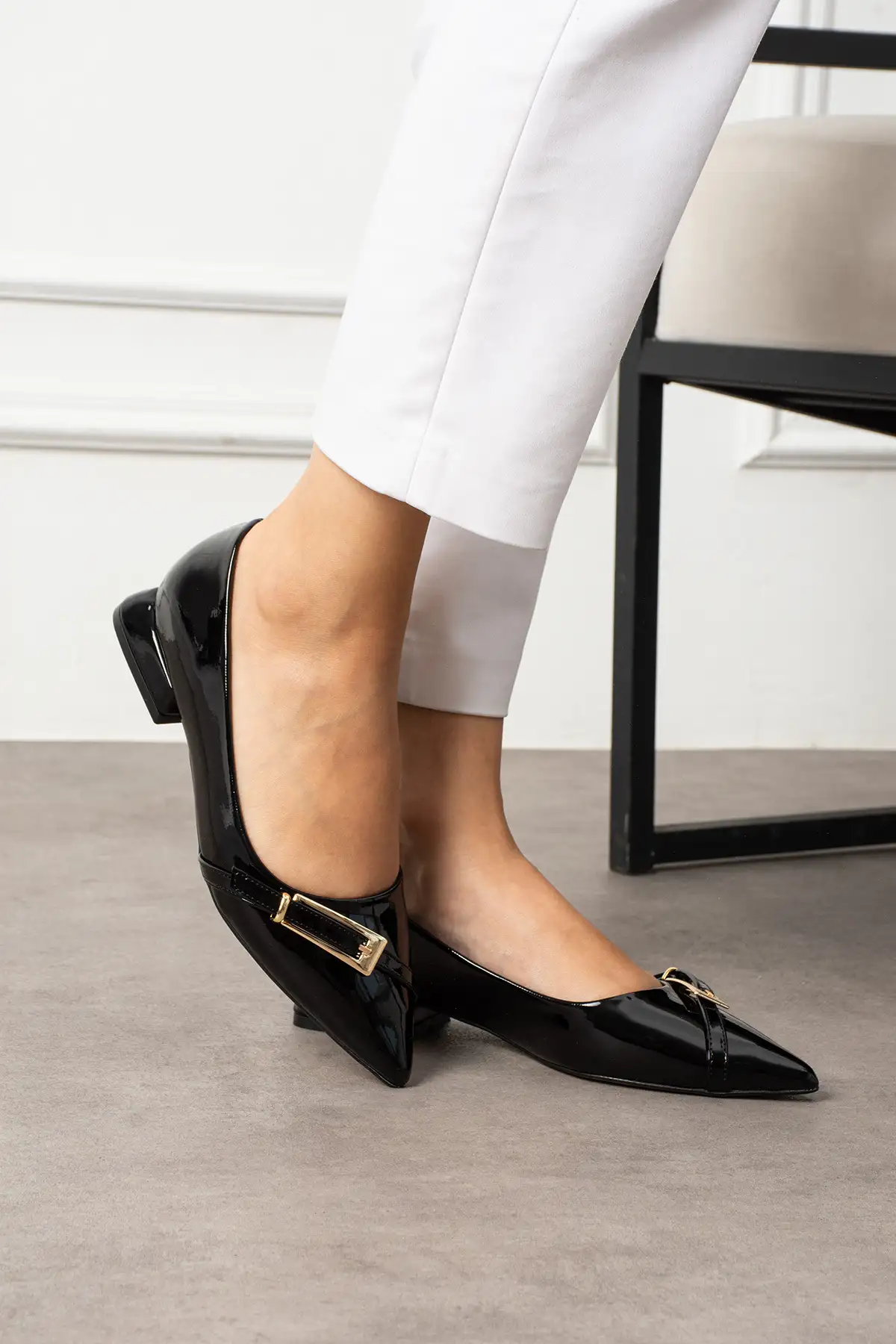 کفش تخت زنانه بلك توك طلایی با نوک تیز و پاشنه بلوکی کوتاه مشکی ضد آب برند Güllü Shoes - 8328