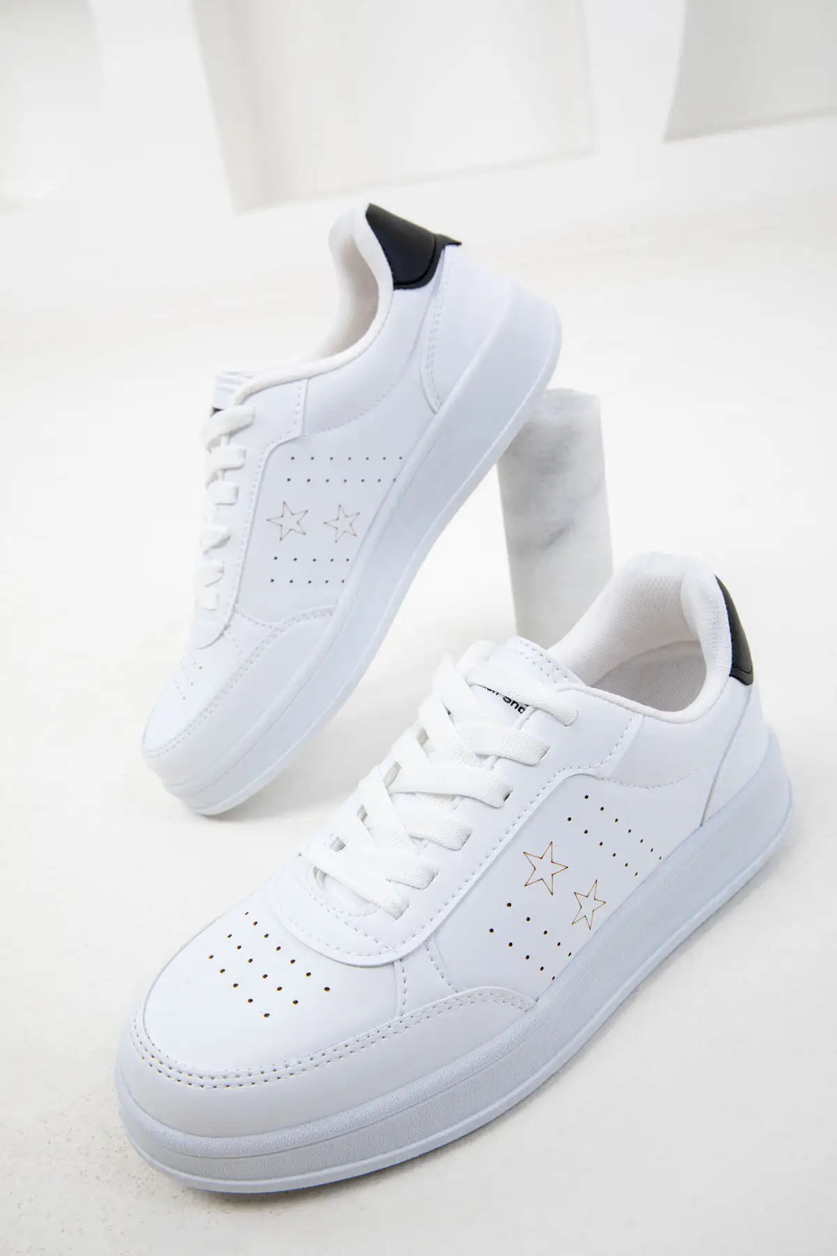 کفش کتانی زنانه  اسنیکر  مشکی و سفید 20157 برند SOHO - 7719 کفش کتانی زنانه اسنیکر مشکی و سفید 20157 برند SOHO - 7719