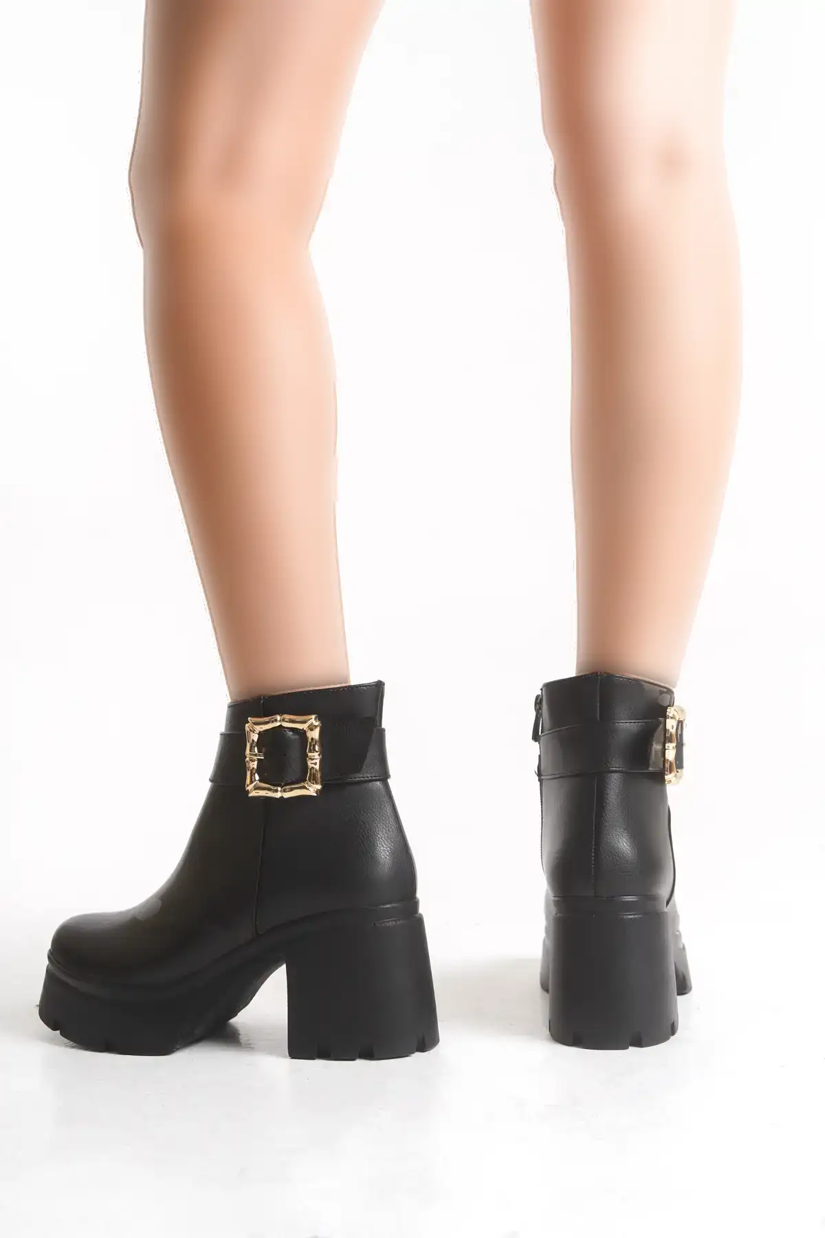 بوت و نیم بوت زنانه   ی  مشکی با جزئیات قفل زیپ کناری  پاشنه بلند راحت برند Limeo - 7754 بوت و نیم بوت زنانه ی مشکی با جزئیات قفل زیپ کناری پاشنه بلند راحت برند Limeo - 7754