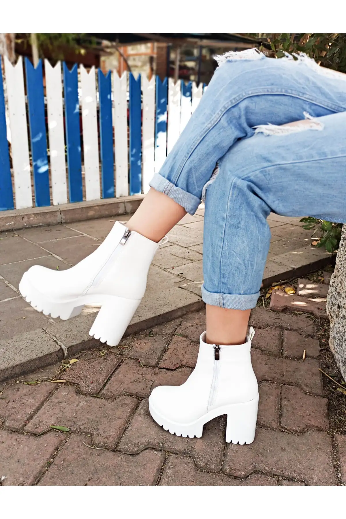 بوت و نیم بوت زنانه چکمه  با پاشنه بلند ضخیم از چرم سفید برند GDT Ayakkabı - 7830 بوت و نیم بوت زنانه چکمه با پاشنه بلند ضخیم از چرم سفید برند GDT Ayakkabı - 7830