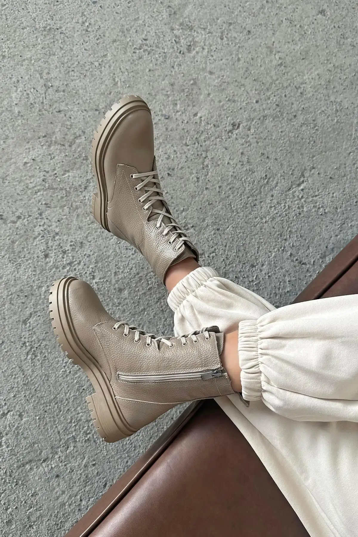 بوت و نیم بوت زنانه  پستالی  اکر از چرم طبیعی به رنگ بژ برند Straswans - 7673 بوت و نیم بوت زنانه پستالی اکر از چرم طبیعی به رنگ بژ برند Straswans - 7673