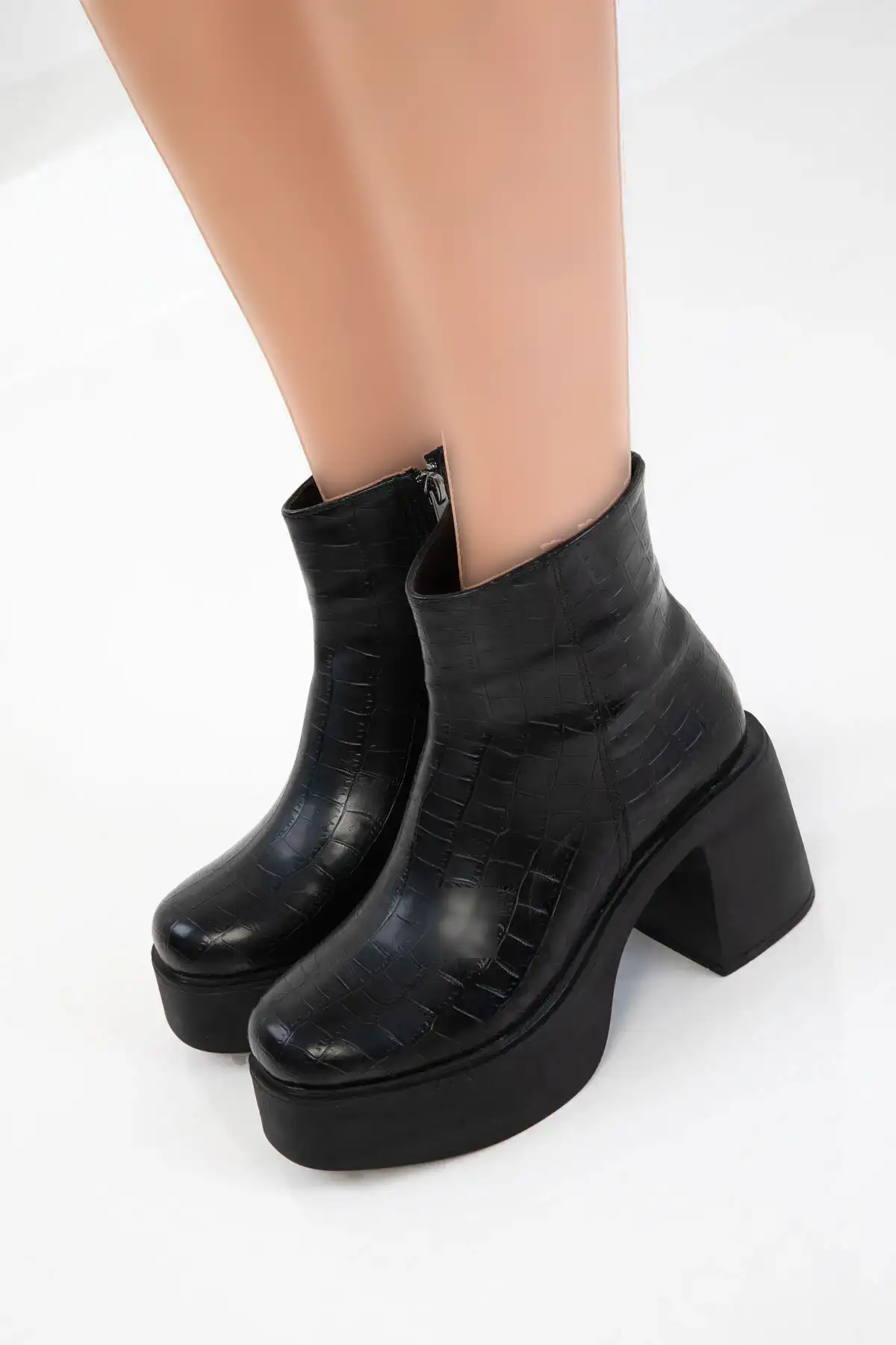 بوت و نیم بوت زنانه   ی  سیاه کراک 19986 برند SOHO - 7811 بوت و نیم بوت زنانه ی سیاه کراک 19986 برند SOHO - 7811