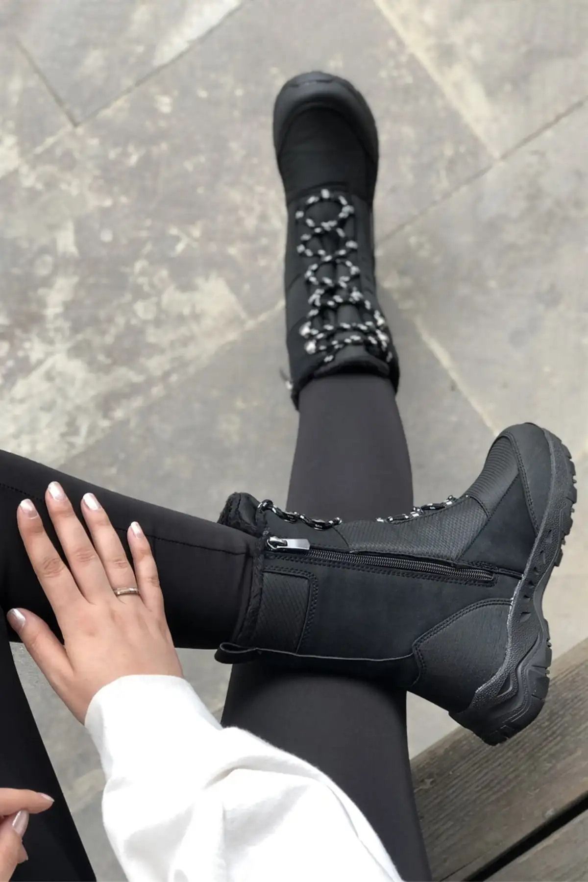 بوت و نیم بوت زنانه کفش برفی مشکی  با زیره ضد لغزش  خاصیت آبگریزی برند Twingo - 8358 بوت و نیم بوت زنانه کفش برفی مشکی با زیره ضد لغزش خاصیت آبگریزی برند Twingo - 8358