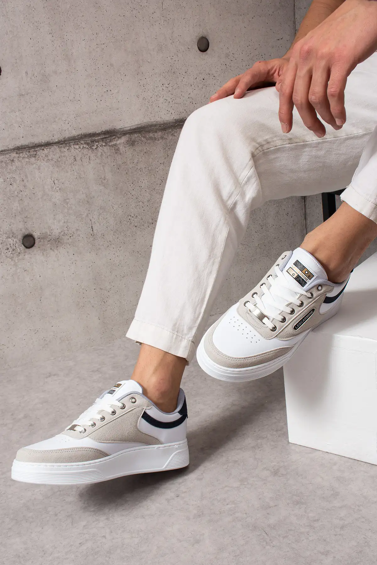 کفش اسپرت مردانه 907  ورزشی  سفید با جزئیات کرمی و کفی سفید و بند سفید برند LesCarmine - 7732 کفش اسپرت مردانه 907 ورزشی سفید با جزئیات کرمی و کفی سفید و بند سفید برند LesCarmine - 7732