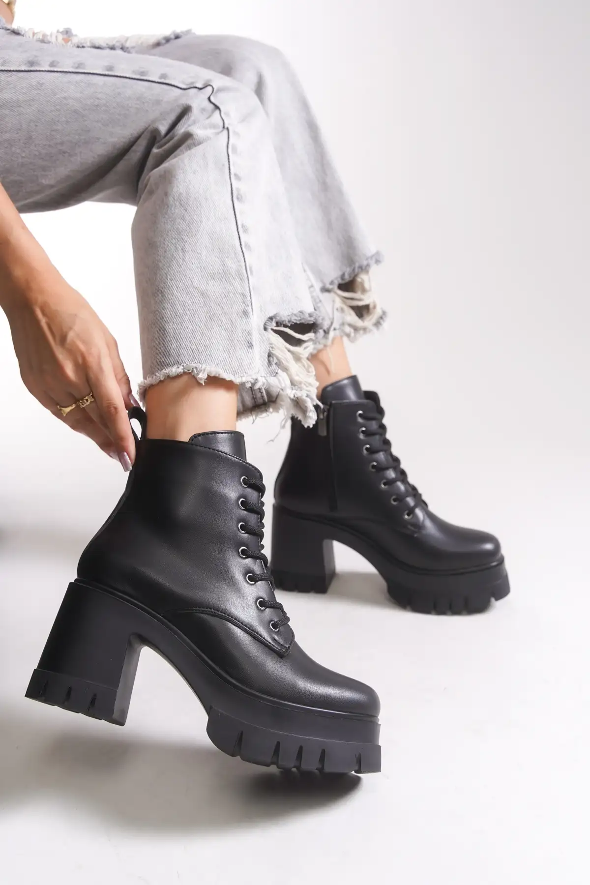 بوت و نیم بوت زنانه Bot پاشنهدار  نانر ۰۰۱۲۵۰۴ سیاه چرم برند Riccon - 7749 بوت و نیم بوت زنانه Bot پاشنهدار نانر ۰۰۱۲۵۰۴ سیاه چرم برند Riccon - 7749