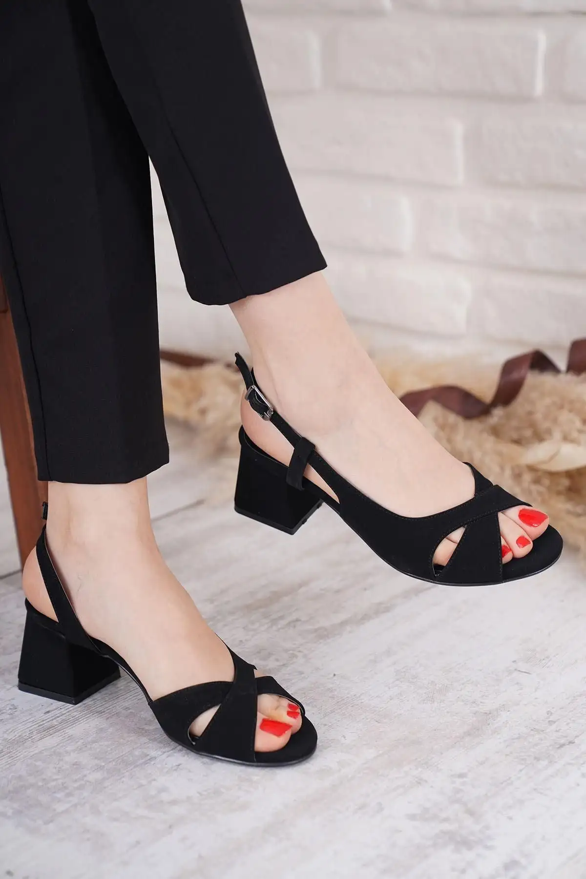 کفش صندل زنانه  پاشنه کوتاه  آکیپرازی با رنگ سیاه از جنس جیر برند Moda Pie - 8261 کفش صندل زنانه پاشنه کوتاه آکیپرازی با رنگ سیاه از جنس جیر برند Moda Pie - 8261