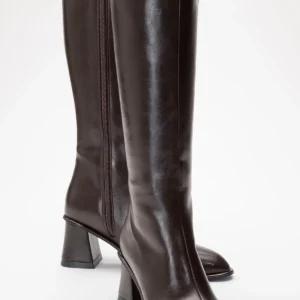 بوت و نیم‌ بوت زنانه چکمه‌ی با پاشنه‌ی ضخیم از جنس چرم قهه‌ای پارادیس برند luvishoes - 7550