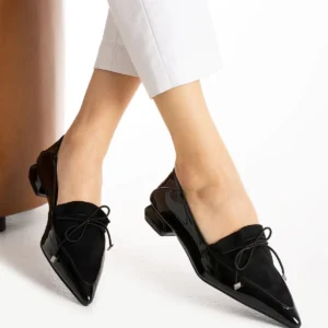 کفش تخت زنانه نماد شیک بودن، ‌های راحت با پاشنه کوتاه و جزئیات جیر مشکی و نوک تیز. برند Güllü Shoes - 8329