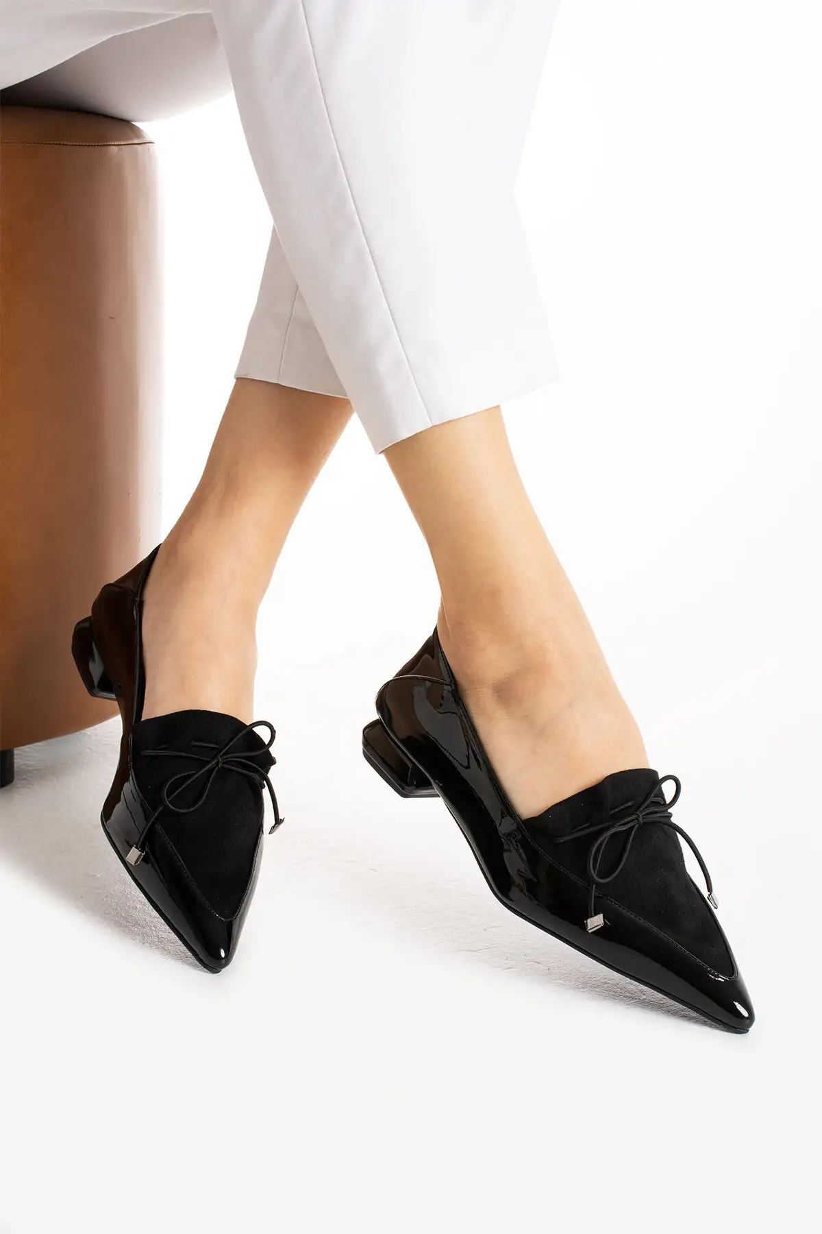 کفش تخت زنانه نماد شیک بودن، ‌های راحت با پاشنه کوتاه و جزئیات جیر مشکی و نوک تیز. برند Güllü Shoes - 8329