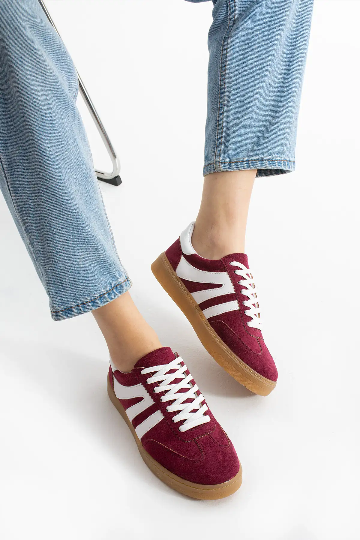 کفش کتانی زنانه  ورزشی  با بند و زیره راحت و تخت، روزمره، با طراحی ارگونومیک، به رنگ قرمز تیره. برند KOTAN - 7948 کفش کتانی زنانه ورزشی با بند و زیره راحت و تخت، روزمره، با طراحی ارگونومیک، به رنگ قرمز تیره. برند KOTAN - 7948