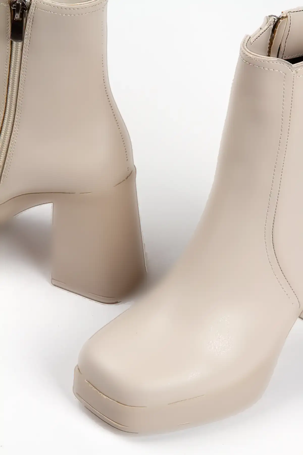 بوت و نیم بوت زنانه  ساده  شیک  با طراحی کج  نک گرد به رنگ بژ، راحت  با پاشنه کتاه  بلند. برند Miss Mitto - 7759 بوت و نیم بوت زنانه ساده شیک با طراحی کج نک گرد به رنگ بژ، راحت با پاشنه کتاه بلند. برند Miss Mitto - 7759