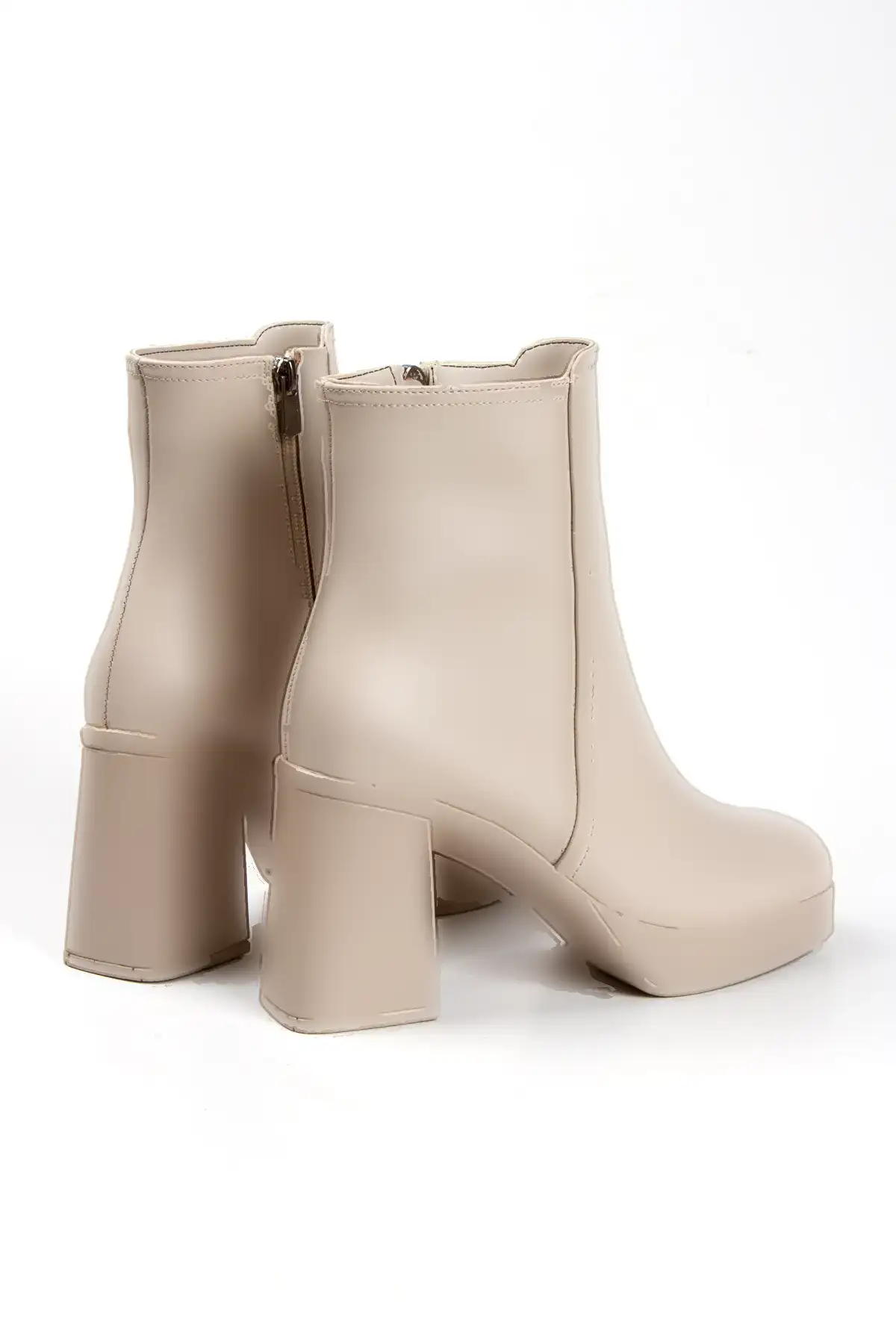 بوت و نیم بوت زنانه  ساده  شیک  با طراحی کج  نک گرد به رنگ بژ، راحت  با پاشنه کتاه  بلند. برند Miss Mitto - 7759 بوت و نیم بوت زنانه ساده شیک با طراحی کج نک گرد به رنگ بژ، راحت با پاشنه کتاه بلند. برند Miss Mitto - 7759