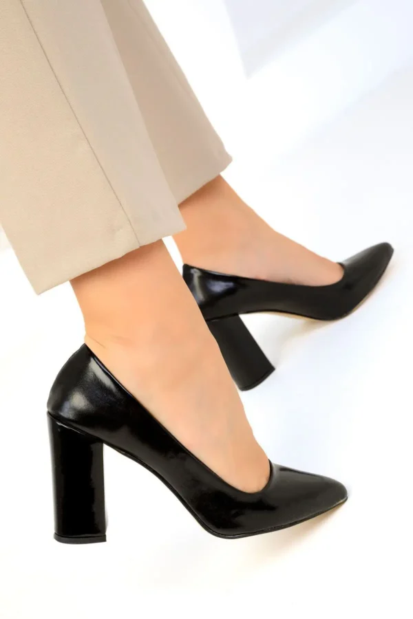 کفش های پاشنه بلند (Heels):