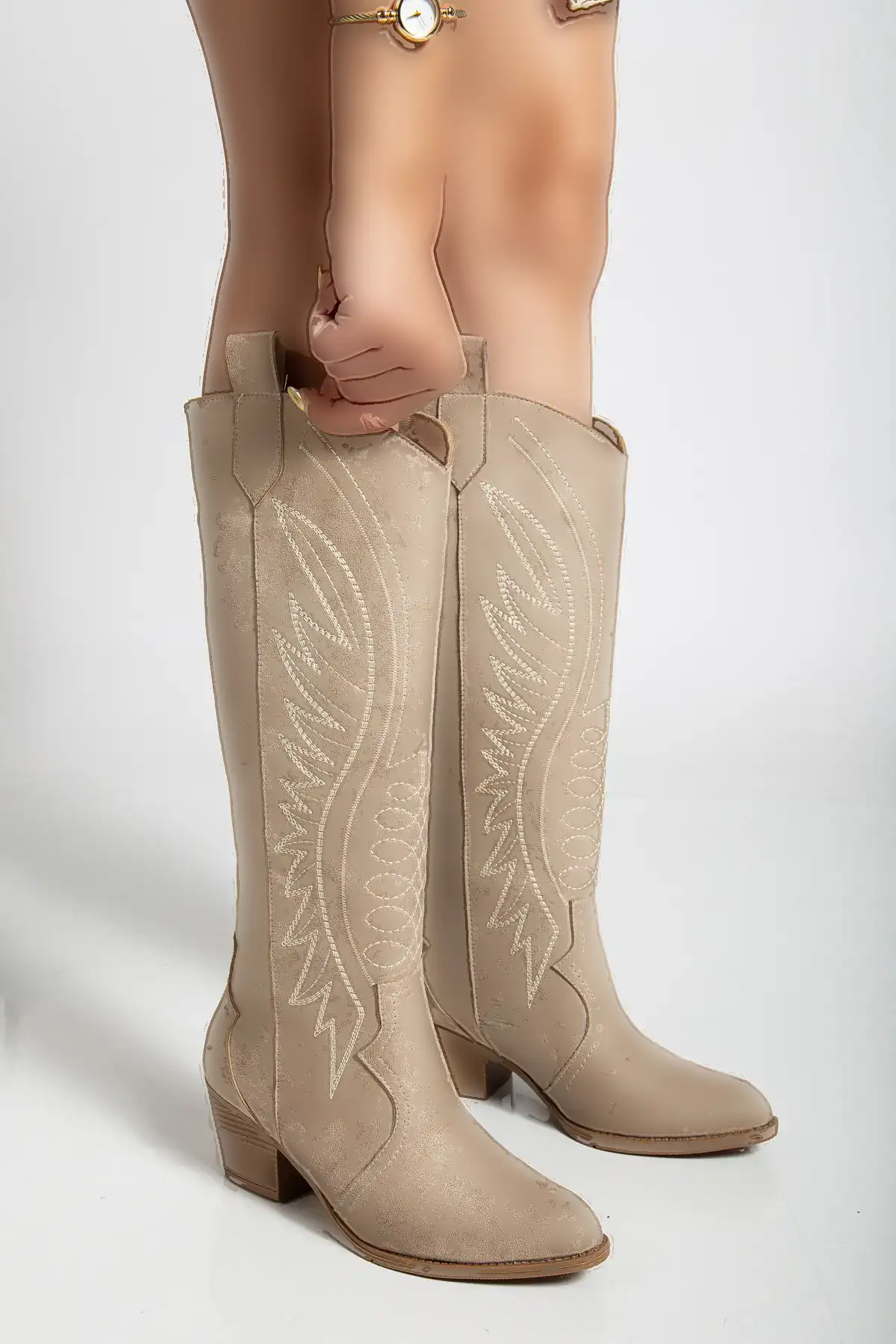 بوت و نیم‌ بوت زنانه چکمه بلند با طرح بافت‌دار ستری به رنگ بژ از جنس جیر برند Genetti - 8425