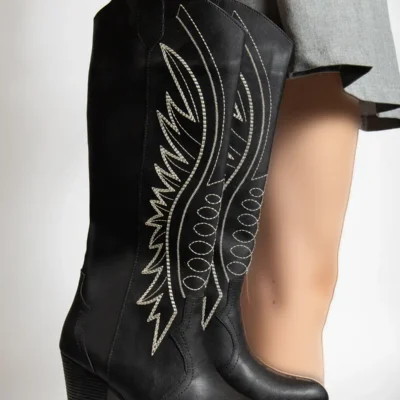 بوت و نیم بوت زنانه چکمههای بلند مدل سری با طرحهای دزی شده از چرم سیاه کازبی برند Genetti - 8428