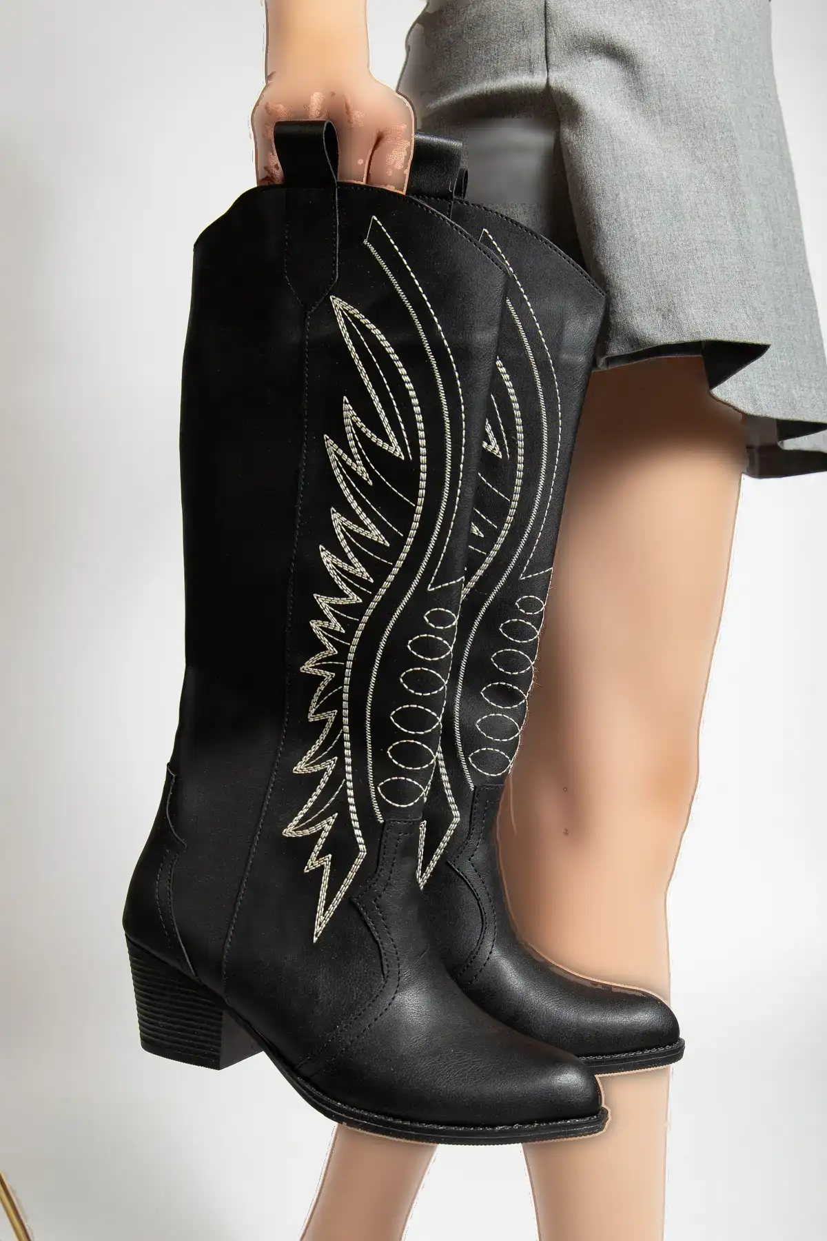 بوت و نیم‌ بوت زنانه چکمه‌های بلند مدل سری با طرح‌های دزی شده از چرم سیاه کازبی برند Genetti - 8428