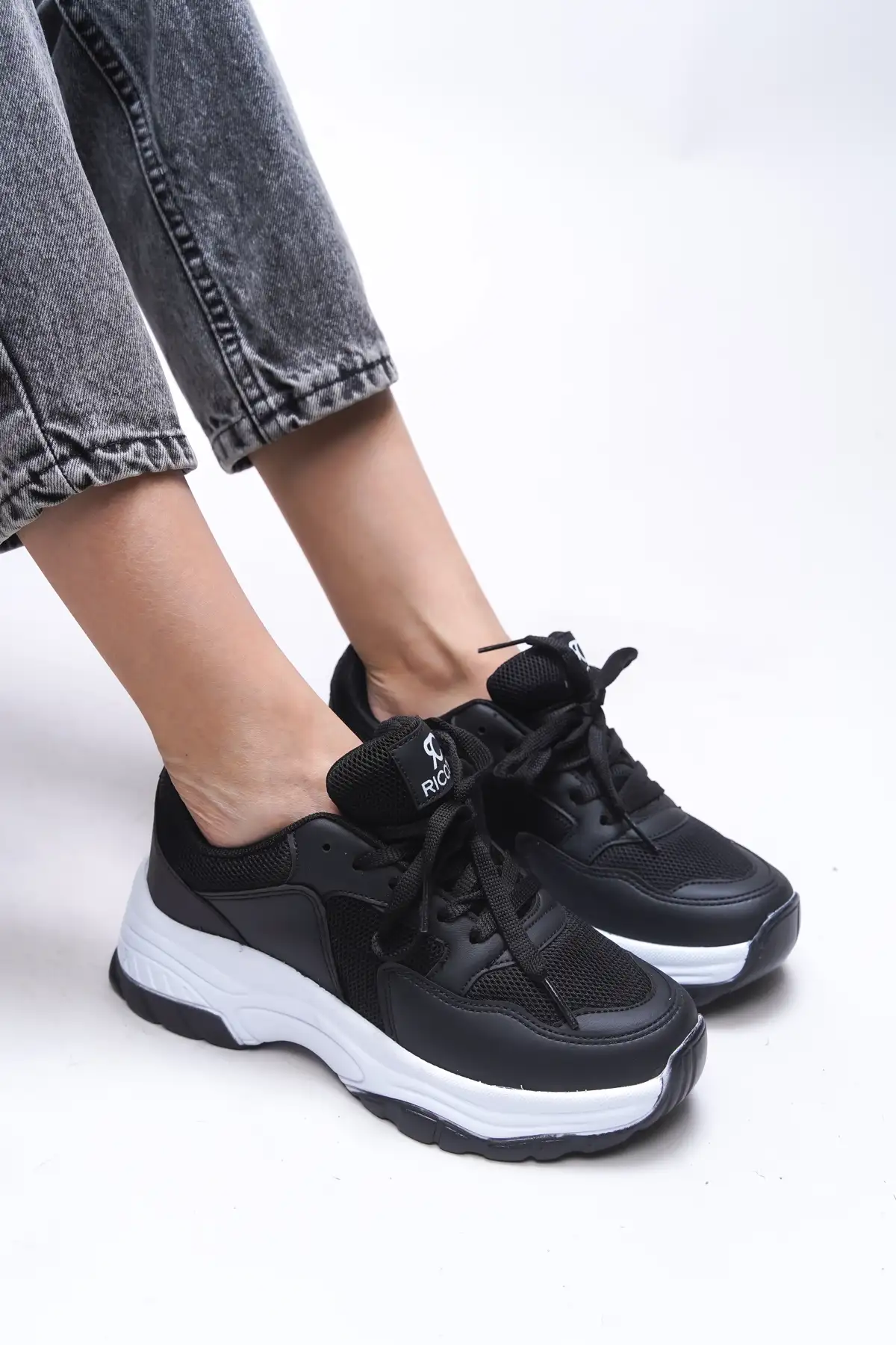 کفش کتانی زنانه ورزشی مشکی و سفید 0012140 برند Riccon - 8442 کفش کتانی زنانه ورزشی مشکی و سفید 0012140 برند Riccon - 8442